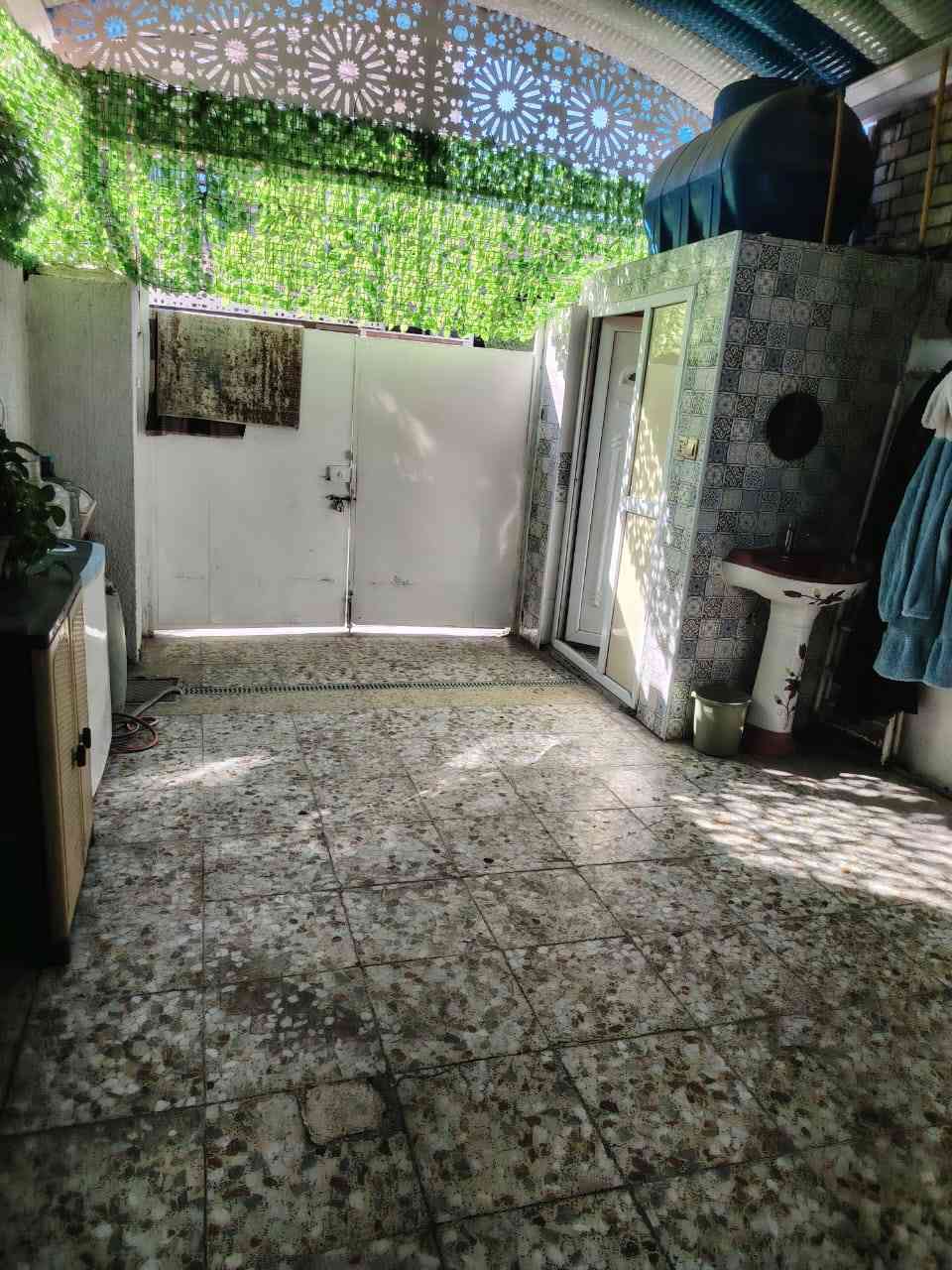 بيت بالشعب مقابيل سوق اربع الالف بشارع الفوجه 
المساحه ٨٠ عرض ٤ نزال ٢٠
البيت باسمي طابوا صرف
يحتوي الطابق اول مطبخ واستقبال وطرمه وصحيات
الطابق ثاني غرفه نوم وحولي جبير يعتبر غرفه ثاني 
السعر ١٤٥ مليون الاستفسار ***********
