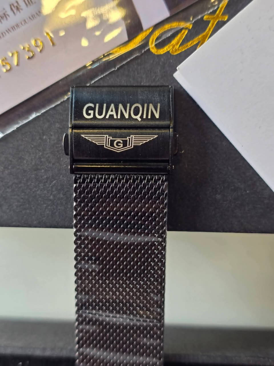 ساعة ميكانيكية أوتوماتيكية تتميز بتصميم كلاسيكي مستوحى من طراز "باوهاوس" (Bauhaus)..
Mercado Libre
Mercado Libre
المواصفات الرئيسية للساعة:
نظام الحركة: حركة ميكانيكية أوتوماتيكية تعمل بحركة معصم اليد، وتدعم أيضاً التعبئة اليدوية.
احتياطي الطاقة: تتميز بمؤشر لاحتياطي الطاقة يصل إلى 35 ساعة (Energyreserve 35 Stunden).
الميناء: ميناء أبيض بسيط يحتوي على نافذة لعرض التاريخ عند موضع الساعة 6 وميناء فرعي للثواني.
المواد: تأتي بهيكل من الفولاذ المقاوم للصدأ (Stainless Steel) مع زجاج من الياقوت الاصطناعي المقاوم للخدش.
التصميم: تُعرف هذه الساعة بكونها "تحية" (Homage) لساعة Nomos Lambda الفاخرة، حيث تقدم تصميماً مشابهاً


**إذا كنت صاحب هذا الإعلان وتريد حذفه لأي سبب، رجاءا أرسل رسالة إلى الدعم الفني**