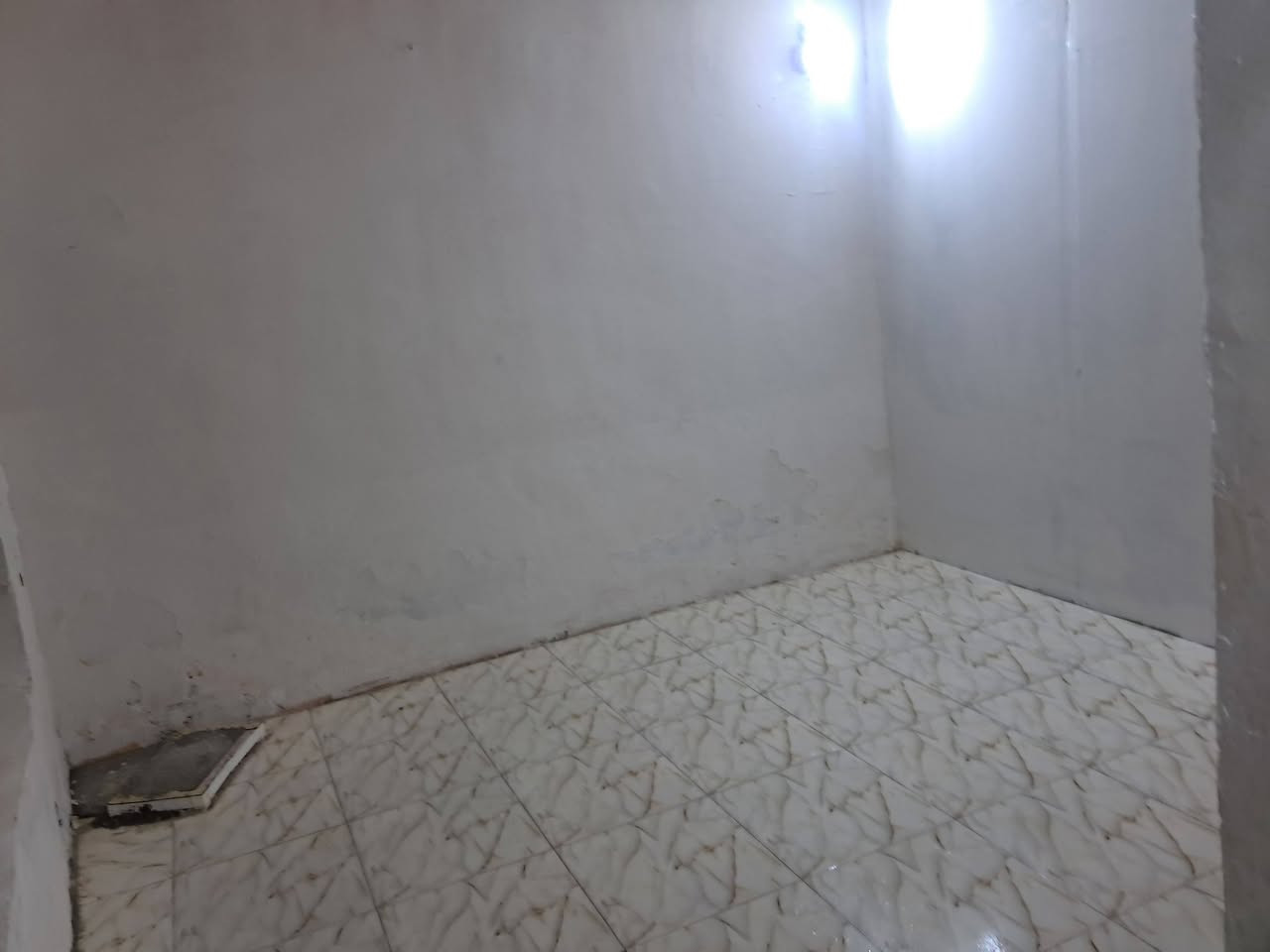 السلام عليكم يوجد مشتمل ارضي للايجار يتكون من ٢ غرفة نوم واستقبال ومطبخ وخدمات في منطقة الزهراء ايجارة ٣٠٠الف ومي وكهرباء ع صاحب الدار
***********
