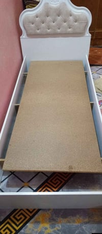 غرفة نوم • أثاث خشبي • سرير