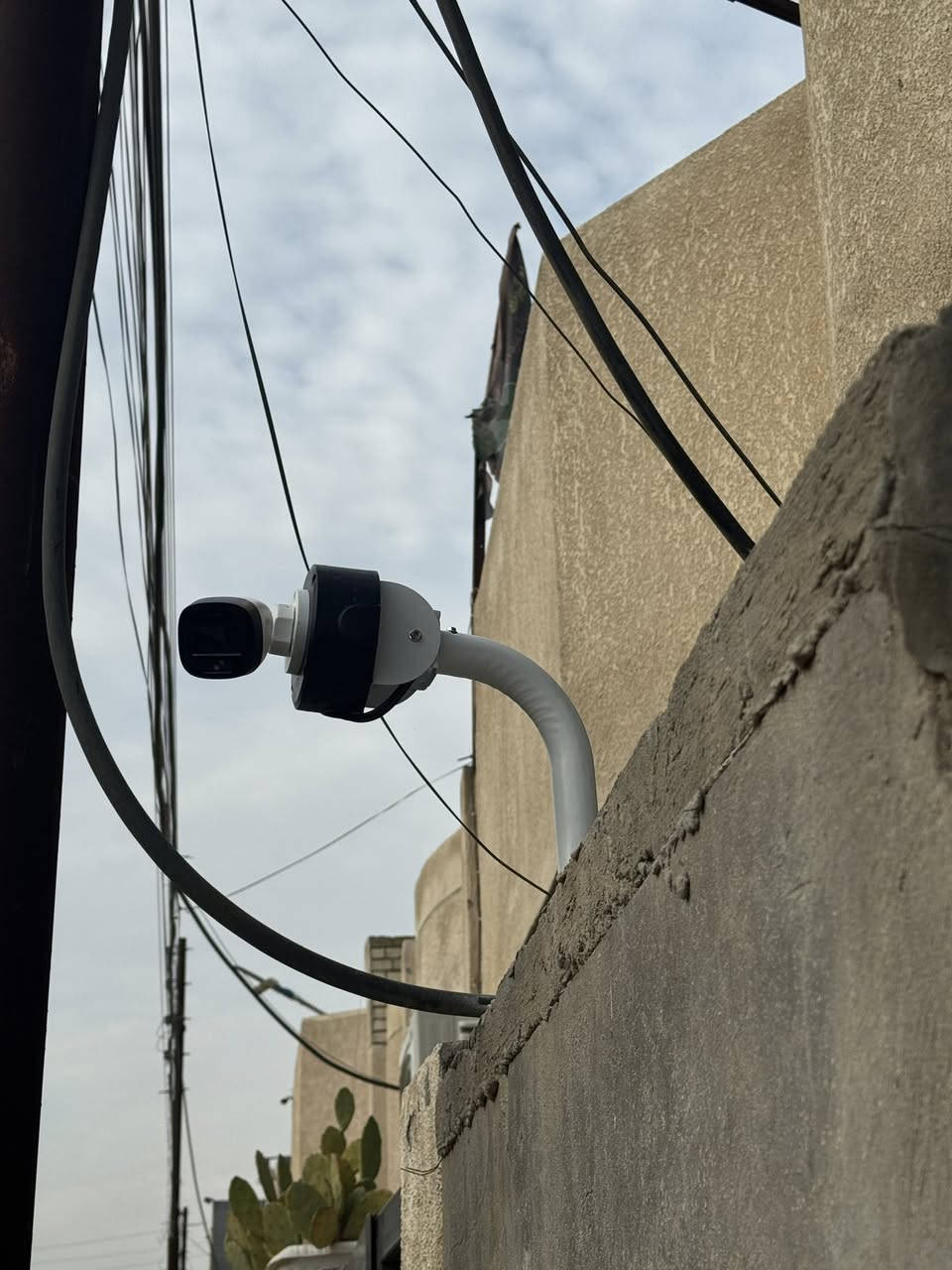 بعض اعمالنا :
تم الانتهاء من تنصيب احدى المنازل  ب 4 كاميرات 

2 ميكا  نضام كوكسل  من شركة #Dahua 
 
#الموقع/ بغداد / الامين الثانيه / شارع بيت غلام 
#دقة في العمل 
#الاتقان في التنفيذ 
للأتصال :***********
