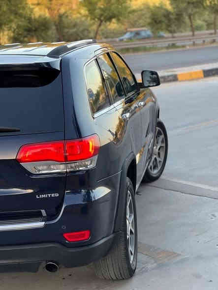 جيب جراند شيروكي 2015 للبيع
════════════════════════════ 

المواصفات الأساسية:

 * النوع: جيب جراند شيروكي

 * الموديل: 2015

 * النسخة: ليمتدد (خليجي)

 * اللون: نيلي

المحرك والمسافة المقطوعة:

 * ماشيه: 250 كم

 * الحالة الميكانيكية: المحرك والناقل (الكير) بحالة ممتازة ووضعية الشركة.

 * إضافات: تحتوي على منظومة غاز مع كارت ضمان، بالإضافة إلى البنزين.

الحالة والأضرار:

 * الضرر: تبديل قطعة في الجاملغ الأمامي فقط، بدون تأثير على الأجزاء الداخلية (الداواخل واللغود).

 * الأيرباكات: جميع الأيرباكات سليمة.

 * الحالة العامة: السيارة بحالة ممتازة، مظهرها جميل ولا تحتاج أي مصاريف إدامة

══════════════════════

*السعر 205$ 

للتواصل والاستفسار:

 * رقم الهاتف: ***********
