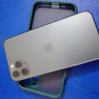 ايفون ١١ برو • ٦٤ جيجا • نقطة بالشاشة