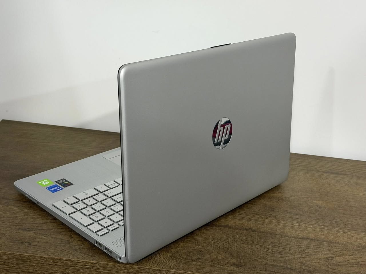 السلام عليكم

للبيع لابتوب HP Laptop 15-dw، الجهاز شبه جديد واستخدامه قليل جداً (البطارية بكامل كفاءتها كما موضح في تقرير البطارية المرفق). مناسب جداً ، برامج الهندسة، المونتاج، والدراسة بفضل المعالج القوي وكرت الشاشة المنفصل.

مواصفات الجهاز:
Intel Core i5 (جيل (12))
كرت شاشة خارجي Nvidia MX550 2gb
كرت شاشة داخلي Intel Iris Xe 8gb
الرام 16gb DDR4
التخزين 512Gb SSD NVMe 
الشاشة 15.6 FHD
Windows 11 Pro 
بطارية الجهاز ممتازة وتقرير الفحص مرفق بالصور
شاحنتها الاصلية وياها

اللابتوب استخدامي الشخصي اخذتها جديدة على ايدي

السعر 650 ألف 

للتواصل :*********** Whatsapp

مكاني :كربلاء-طويريج
