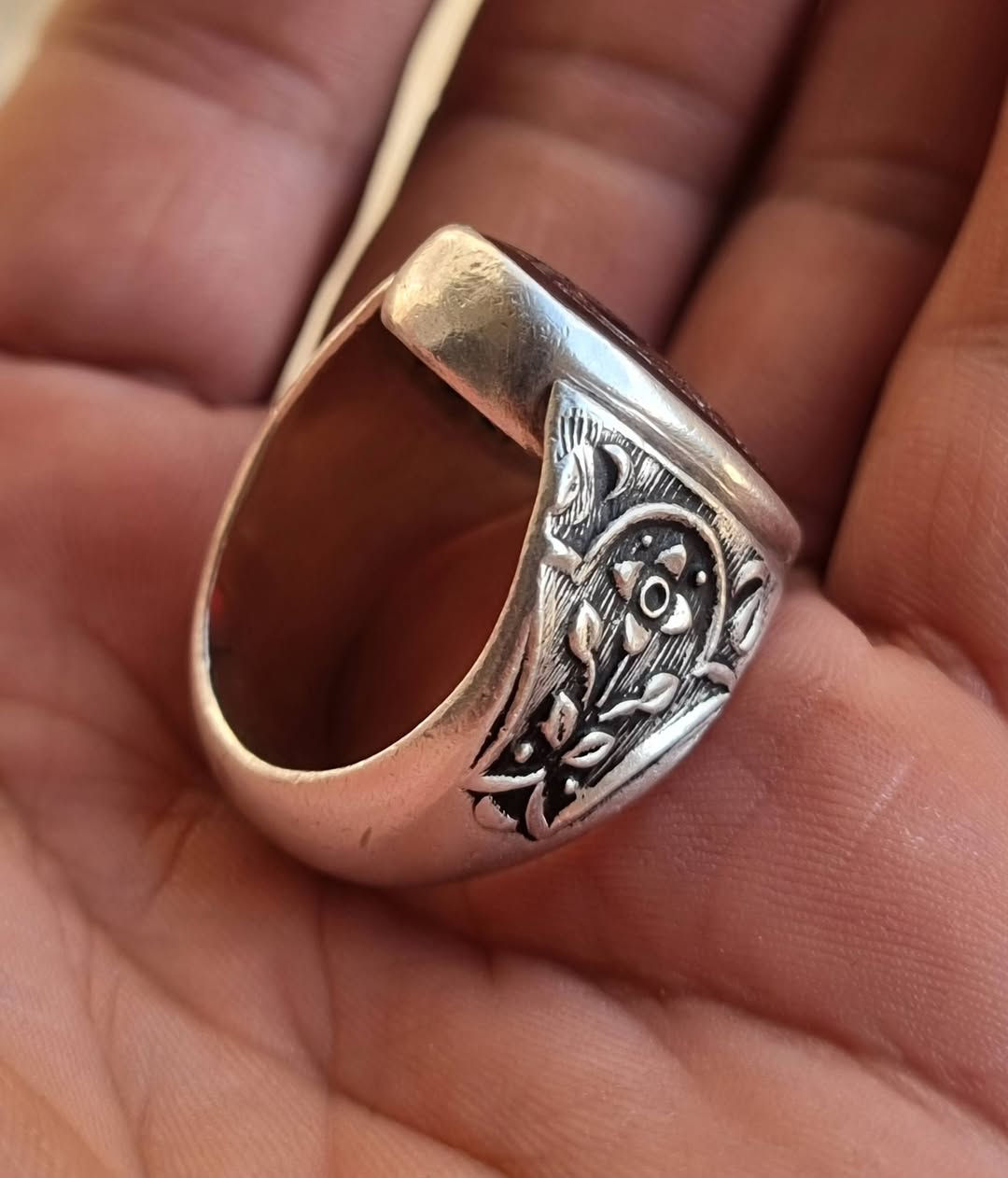 عقيق يماني كرز الكرز  شجري مخطوط خط يدوي المبدع الأستاذ الاسطورة خالد التميمي 🔥يا علي 🔥
بصياغه يدويه ثقيله المبدع الصائغ الأستاذ طالب ابو مشتاق 
للبيع مكاني بغداد يوجد توصيل إلى جميع المحافظات للبيع فقط فقط أحبتي الغوالي ما اراوس بس ابيع 
***********
