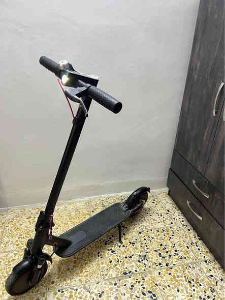 السلام عليكم 
سكوتر شحن
سرعة 30km\h حقيقي شرط
بيه 3 انضمة قيادة اقتصادي وعادي وسبورت
السرعة شرط 30 حقيقي طيران
يتحمل وزن 100 كيلو شرط
استخدام من ساعة الى ساعتين حسب الوزن
بطارية ليثيوم حجم كبير جديدة شرط شرط شرط قبل سبوعين اخذتها ب 80 الف 
شرط يمشي مسافات حيل طويلة
بيه وقافية صفح
ولايت قوي
وبريك دسك قوي
والسحب مالو حيل قوي
تايرات جديدة امامي وخلفي
يصلح لعمر من 8 سنوات اقل شي لان حجمو كبير
وللشباب يتحمل وزن 100 كيلو شرط 
السكوتر كامل وما بيه اي خلل شرط
الستيرن ينطبق مثل ما موضح بالصورة
بيه برنامج يتصل بل مبايل تتحكم بيه
وبيه مثبت سرعة 
عنواني موصل ايسر شراي اتصل موجود توصيل جميع المحافضات
***********
السعر 175 وبيه مجال للشراي موصل
