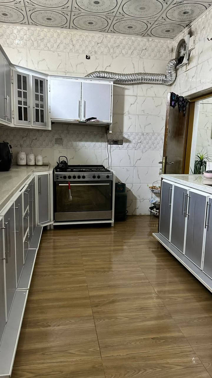 بيت للبيع مساحه ١٦٤ متر واجهه ٨ وربع ونزال ٢٠ متر طابقين بناء ٢٠٠٢ وترميم كامل للبيت ٢٠٢٣ طابقين 
الطابق الاول ...غرفتين وصاله واستقبال وصحيات داخليه وخارجيه 
الطابق الثاني..٣ غرف نوم 
عنوان البيت عواشه خلف مستشفى دجله الاهلي بفرعين 
الاتصال للاستفسار...***********
