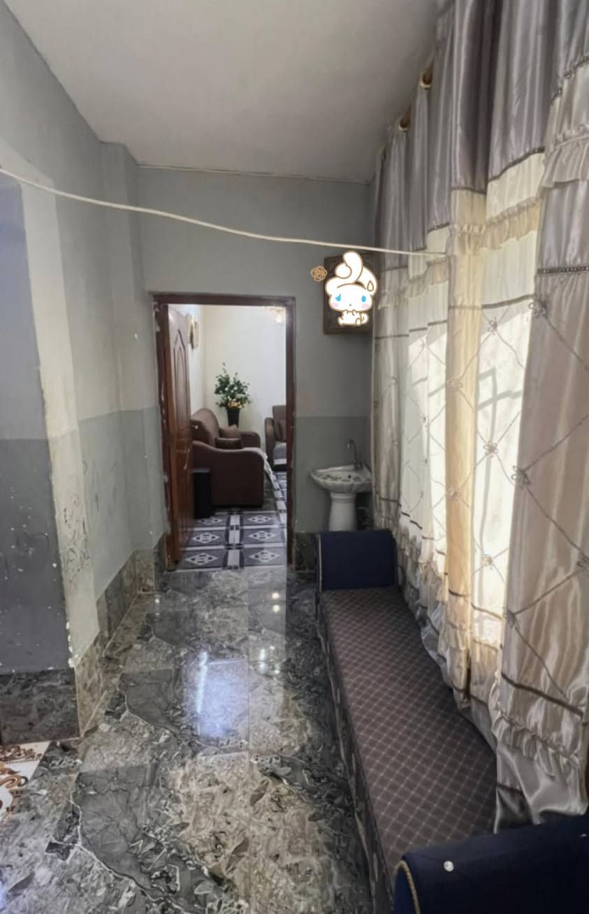 دار للبيع في منطقة الواحة الخضراء (البحيات) مساحته
٤٠٠ متر مربع تقريباً طابو زراعي البناء كله طابوق تقريباً 180م والحديقة مع الكراج 220م الدار طابقين يحتوي على:
الطابق الأول:
استقبال 6.5 * 4.5
غرفة نوم 6.5 * 4.5
صالة 7.5 * 4.5
مطبخ 4 * 3
صحيات 3 * 3 (معزول الحمام عن التواليت)
ترك 6.5 * 1.5
حمام خارجي 2 * 1.5

الطابق الثاني: بناء 2023
غرفة نوم 6.5 * 4.5
غرفة نوم 4 * 3
صالة 4.5 * 4
حمام صغير

والبيت يحتوي على سطحين كامل شتايگر
وثلاث خطوط ماء وبئر للحديقة 
ورقة ماء وورقة كهرباء بإسم صاحب الدار
للاستفسار عن السعر وباقي التفاصيل الاتصال او المراسلة عبر الواتساب ***********
