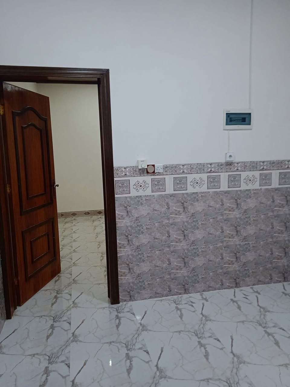 //**دار للايجار** // طابقين بناء حديث ونظيف جداً المساحة 120 م .
**حي الصديق الاولى** / خلف مرطبات البحرين الفرع المقابل لمكتب الصديق للعقار ويقع الدار على شارع 15متر .

الارضية بورسلين والجدران سيراميك وسقوف ثانوية ونظام سبالت وكاونتر كامل الملحقات ومرواح سقفية وسخان وعدة خزانات مياه كبيرة.

***الطابق الاول:***

كراج ومطبخ واستقبال وغرفة نوم وصحيات شرقي وغربي ومنور مسقف .

***الطابق الثاني:***

غرفتين نوم مع هول واسع وصحيات شرقي وغربي وبلكونة مع بيتونة.

للاستفسار يرجى مراسلة الصفحة.

*********** 

‏***********
