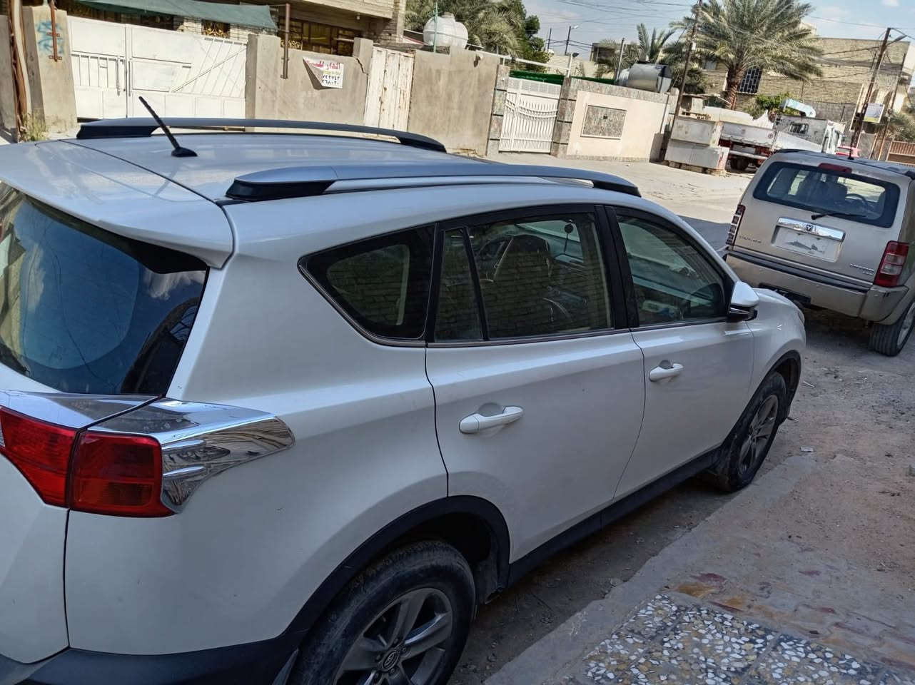 سلام عليكم
راف فور موديل ٢٠١٥
بيهة باب خلفي مبدد 
للتصال ***********
