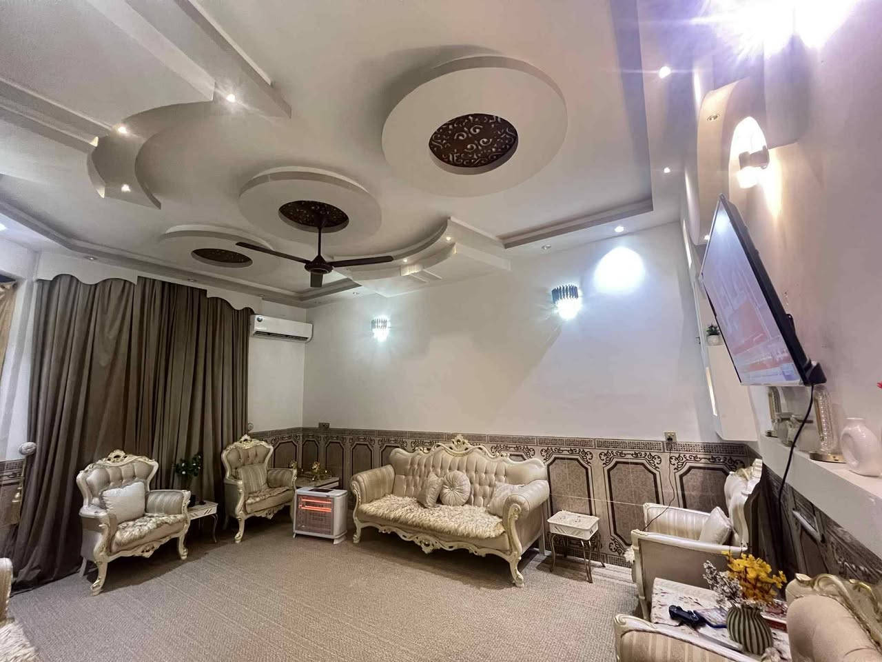 ياالله
السلام عليكم
يعلن مكتب الخبير للعقارات
وجود دار زراعي للبيع مساحه 165م طابقين
الموقع //حي المصطفئ قطع حسنين
واصله كافه الخدمات من ماء وكهرباء وتبليط 

مكوناته //استقبال ومطبخ وصاله وغرفتين نوم ومجمع صحيات داخليه وخارجيه
الطابق الثاني //غرفتين نوم وصاله وصحيات
علما ان البيت بناء جديد فول وكله ديكورات ونقوش مغربيه 

السعررررر //130مليون وقابل للتفاوض

للاستفسار الاتصال ***********
