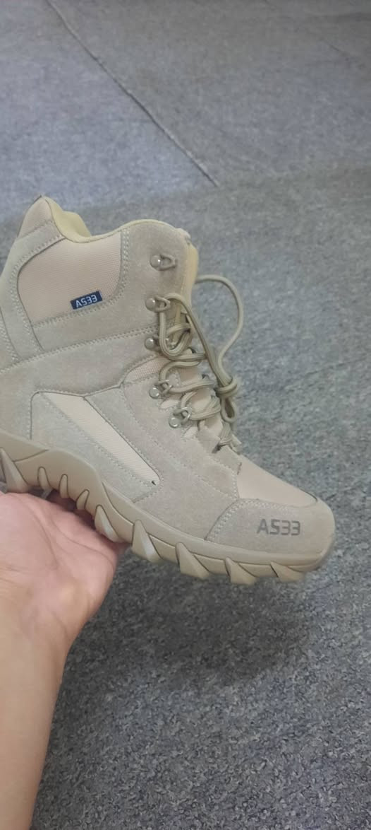 هذا حذاء Amblers AS33 العسكري التكتيكي المقاوم للماء باللون البيج. 
الجزء العلوي مصنوع من جلد النوبوك المحبب بالكامل المقاوم للماء. 
يحتوي على غشاء داخلي مقاوم للماء وجيد التهوية من نوع DRI-BLOC™. 
مزود بغطاء مطاطي مصبوب عند مقدمة الحذاء لمزيد من المتانة والحماية. 
يحتوي على نعل داخلي مريح ومبطن وقابل للإزالة من مادة البولي يوريثان. 
القياس ٤٣
السعر ٣٥ مع التوصيل
***********
