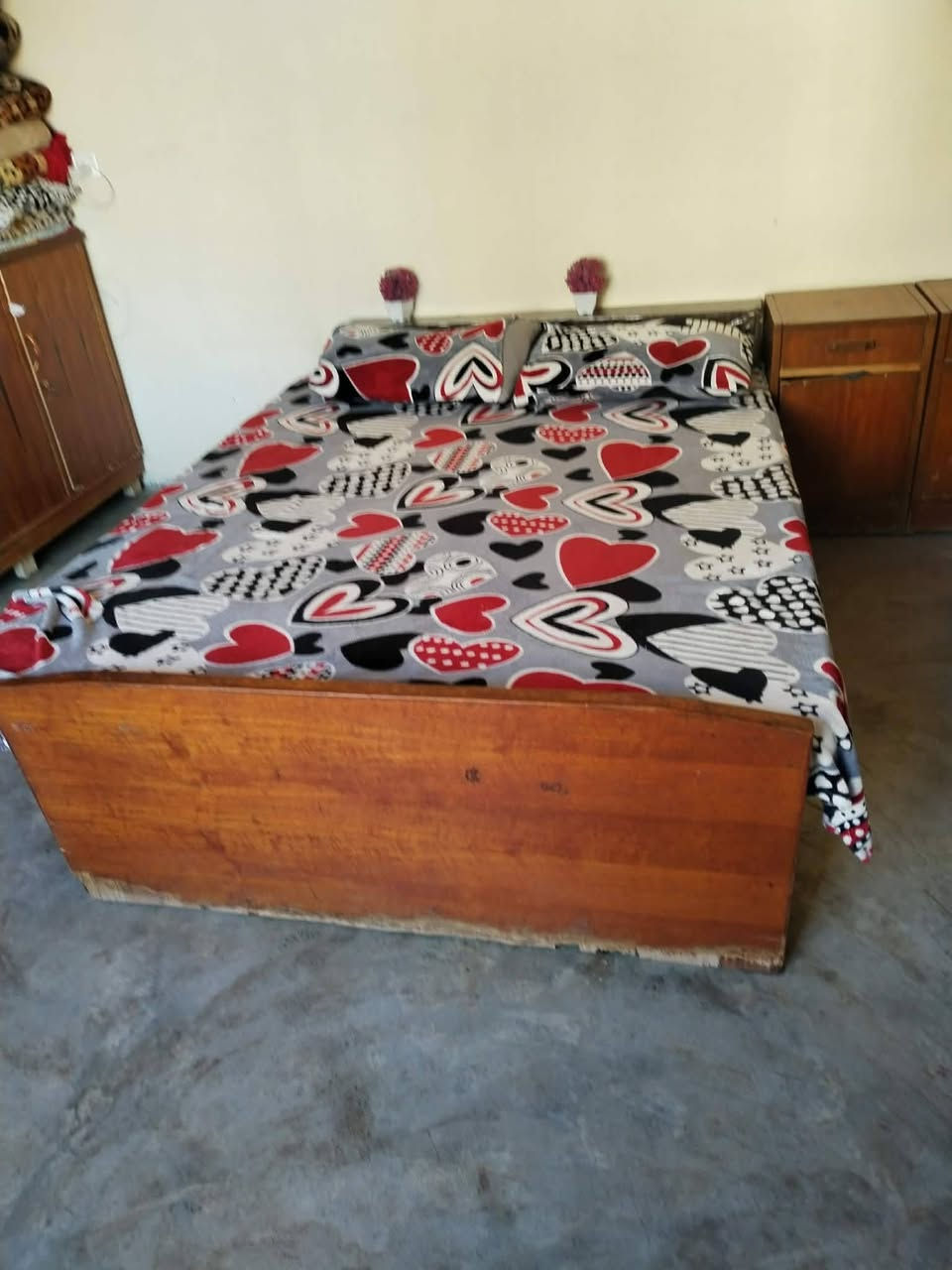 السلام عليكم غزف اخشاب للبيع السعر ٢٠٠ الف الشراي يتصل على الرقم ***********
