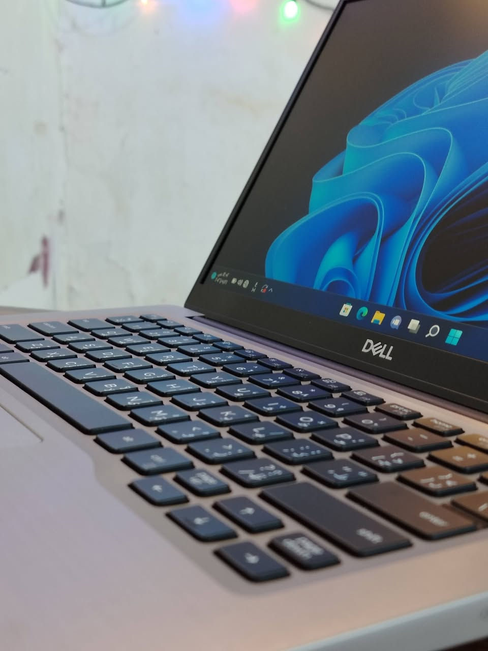 السلام عليكم
لابتوب DELL جيل حديث ولون سلفر للبيع .
اللابتوب جدا نضيف وادائة قوي ومواصفاته جدا عالية يفيد الي عنده دراسة او العاب او تصميم او غيرها من الاستعمالات.
المواصفات :
المعالج intel cori 5
الجيل : الثامن
كرت الشاشة : intel UHD GRAPHICS 
الرام : 8GB DDR4 
الذاكرة ( الهارد ) : SSD 256GB  M.2 NVME ارقى نوعية ب الهاردات 
الشاشة : حجم 14.3 حوافها جدا ناعمه دقتها  تشغل 4K ضد التوهج ips فدشي مرتب .

المميزات:
فيس ايدي ( تعرف على الوجه )
لون سلڤر من الخارج والداخل 
كيبورد ضوئي ليزري
الشاشة حجم 14.3 بحواف ناعمه جدا.
اللابتوب نضافته كلش حلوه ماصارلي فتره من ماخذه .
منصب عليه وندوز 11 برو مفعل مدى الحياة.
منصب عليه اوفس مفعل مدى الحياة .
كيبورد عربي انكليزي ليزري ضوئي.
كامرة امامية جدا واضحه.
غالق كامرة سلايد.
سماعات ستيريو .
بطارية اللابتوب ليثيوم تطول وياك بالاستعمال المكثف اقل شي 5 ساعات
المنافذ :
منفذ الشحن
منفذ التايب سي للبيانات وللشحن
منفذ HDMI
منافذ USB ومنفذ Aux

الملحقات :
ملحقاتها كله كاملة وجديدة غير مستخدمة لان ماصارلي فترة بسيطة جدا من اخذته.
شاحنة اللابتوب اصلية مختومه من شركة DELL  .
جنطة اللابتوب ماركة اصلية وبعدهي جديدة مامستعمله ابدا .

اللابتوب كلش نضيف ومواصفاته قوية ومحترمه وتصميمه سوبر سلم ومرتب .
ومابي أي نقص كيبورد سماعات انترنت شاشة كامرة كله شغال وممتاز ومابي اي نقص من اي ناحية.

السعر : 295 الف وبي مجال قليل .
مكاني النجف 
واليريده توصيل هم موجود ان شاء الله

***********

(لابتوب DELL جيل حديث دلل دل اربيل سليمانيه حاسبة لابتوبات للبيع النجف بغداد الموصل البصرة)
