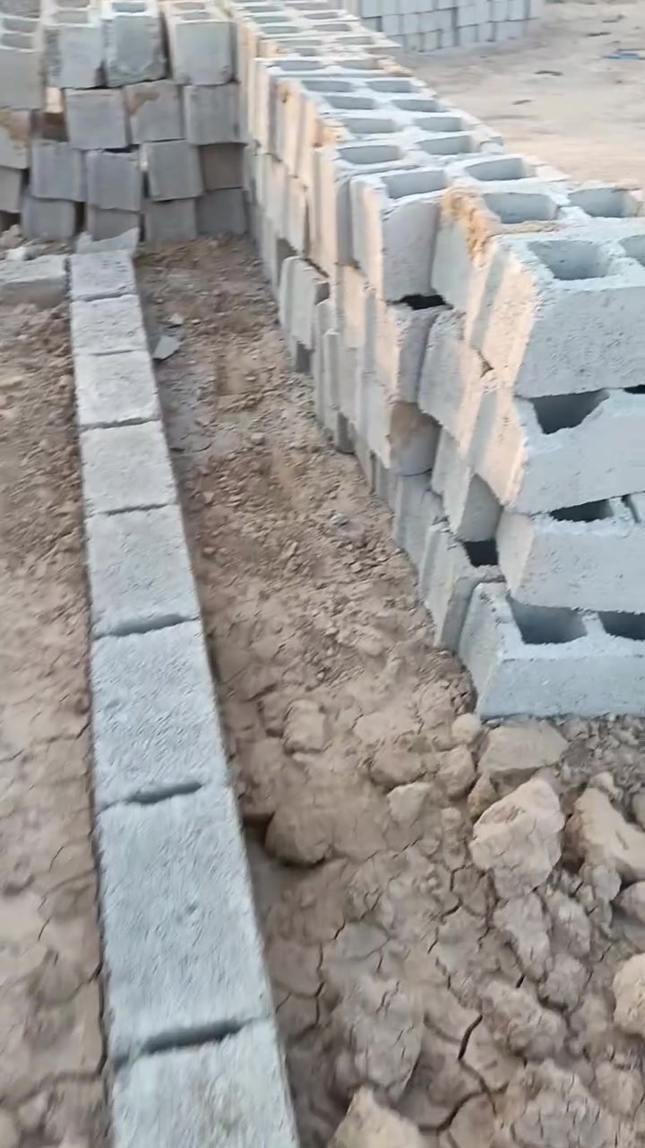 سلام وعليكم قطعة للبيع مساحة ٣٠٠متر بيهه ماي وكهرباء وبلوك جاهز بس تبني شراي يتصل ***********

