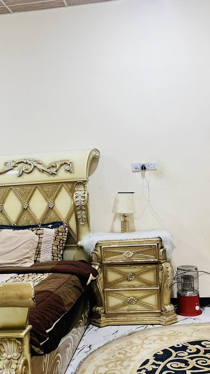 للبيع غرفه كويتيه 
بيها زلوق بسيطه ب منظر 
غرفه نضيفه وحلوه 
السعر ٧٠٠ وبيها مجال 
***********
