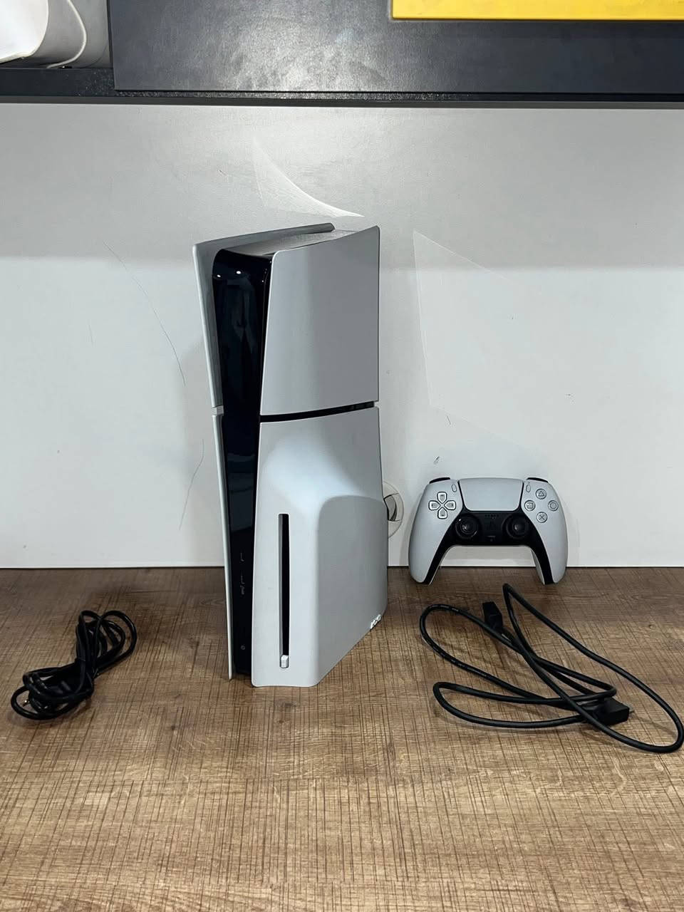 السلام عليكم الي خابرتوني. رجع توفر 
بلي 5 سلم نضيف جداً 99‎%‎ استخدم قليل
 مامفتوح ويا ملحقات كامله سعر ، 650
متوفر كافة انواع البليات للتواصل 
***********
