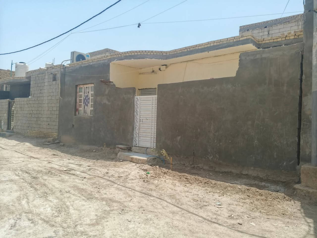 بيت زراعي بل مهيديه قرب مدرسه كرفانات  مساحه بيت 110 ماي مجاري كهرباء ريسي بنيان بلوك صب كونكريت كاع وسكف 
بي غرفه وصاله حمام داخلي وخارجي ديوانيه ..مطبخ  عوزه سراميك مطبخ بس باقي كامل. ***********
