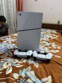 بلي (5)لبيع أخوو الجديد معو أبس مع أقراص كره قدم بيس حديثه وأربع ألعاب...