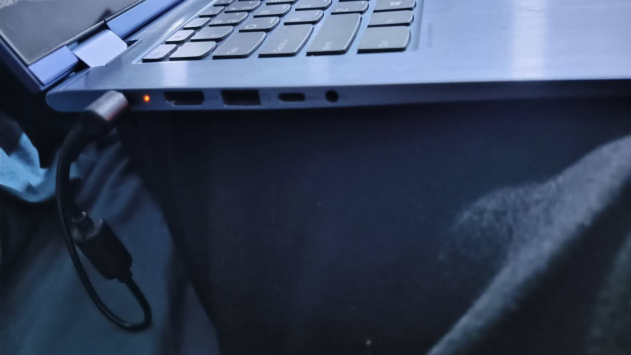 السلام عليكم لابتوب لينوفو للبيع lenovo yoga 530
المعالج core i5 8250u
الرام 4gb ddr4
مساحه التخزين 250 gb m.2
كارت الشاشة UHD 620 2GB
الشاشة 1366*768 60hz
البطارية 45wh تشغل 5 ساعات اذا 100
اللابتوب يجي قلاب و شاشة لمس و سرعه استجابه خيالية و وياه القلم مالته الاصلي يفيد للتصفح و للالعاب الخفيفة و للدراسة و للعمل المكتبي و حجمه صغير و مناسب و سلم مو كبير و وياه شاحنته الاصلية و منصب عليه وندوز 11 بيه وايفاي و بلوتوث و بيه منفذين يو اس بي و واحد تايب سي و واحد اجدي ام اي و منفذ سماعه و منفذ اس دي و بيه بصمه ع الكيبورد مثل التلفون و بيه كامرة 720 اللابتوب بيه فطر من الجانب ما يأثر على الشاشة من اي ناحية او على اي شي ثاني اللابتوب شغال مابيه اي خلل او اشكال لابتوب كلش يفيدني بس معوز فلوسه و دابيعه و البطارية مابيه اي اشكال شغاله
السعر: 230 مع العلم سعره يسوه هواي اكثر بس معوز فلوسه و الله لا يعوزكم 
مكاني بغداد الاعلام للتواصل واتساب و ماسنجز ***********
