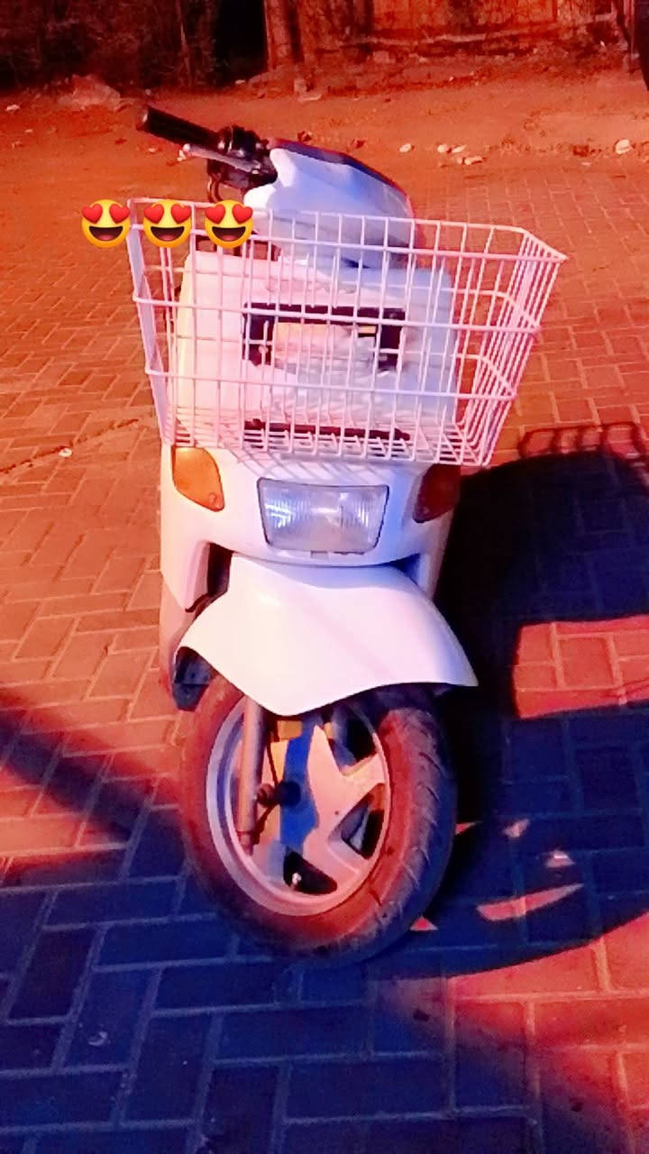 سلام عليكم شباب دراجه بيكم نضيفه كلشي ما بيهه عوزهه سبرنكه مال هندر وبس مكينتهه نضيفه شوته جديده كابريتر نضيف  سعر ٤٠٠ وبيهه مجال عنوان مدينه الصدر للاستفسار ***********
