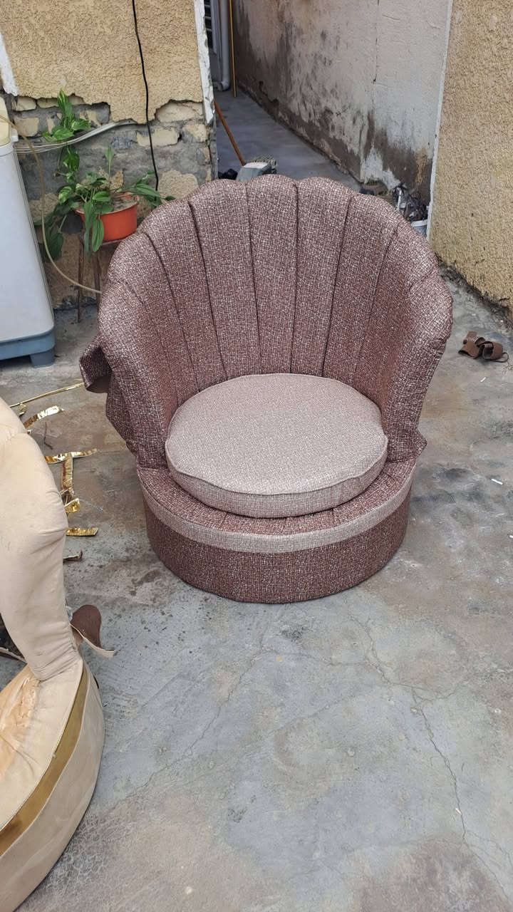 ورشة صلاح الكناني لتصليح و دوشمة وتغيير القماش والإسفنج لجميع انواع التخومة والديوان  نشتغل بجميع انواع الاقمشة حسب اختيار الزبون قماش تركي درجة اولى  وسفنج مميز اول للاستفسار الاتصال على الرقم *********** يوجد واتساب
