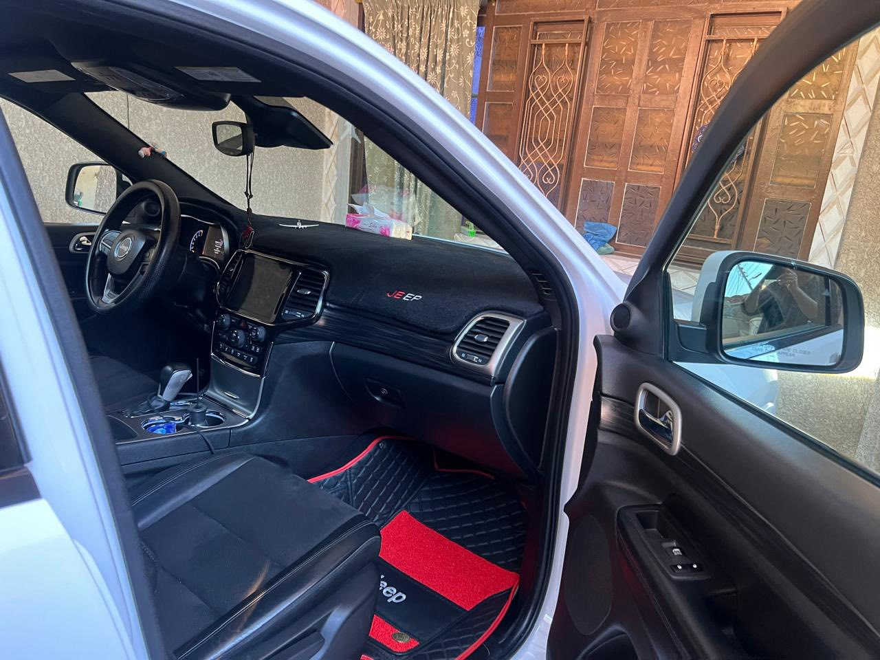 السلام عليكم
لبيع جيب كراند شيروكي 
موديل ٢٠٢١ أللون ابيض 
ماشية ٣٢ ميل 
السيارة جديدة واحلة من الصور
الضرر موضح بصور بدون دواخل 
بسمي الرقم الجديد دبل بصمة 
السيارة بدون فتحة مكان السيارة بغداد الشعب لتواصل على الرقم ( ***********)
