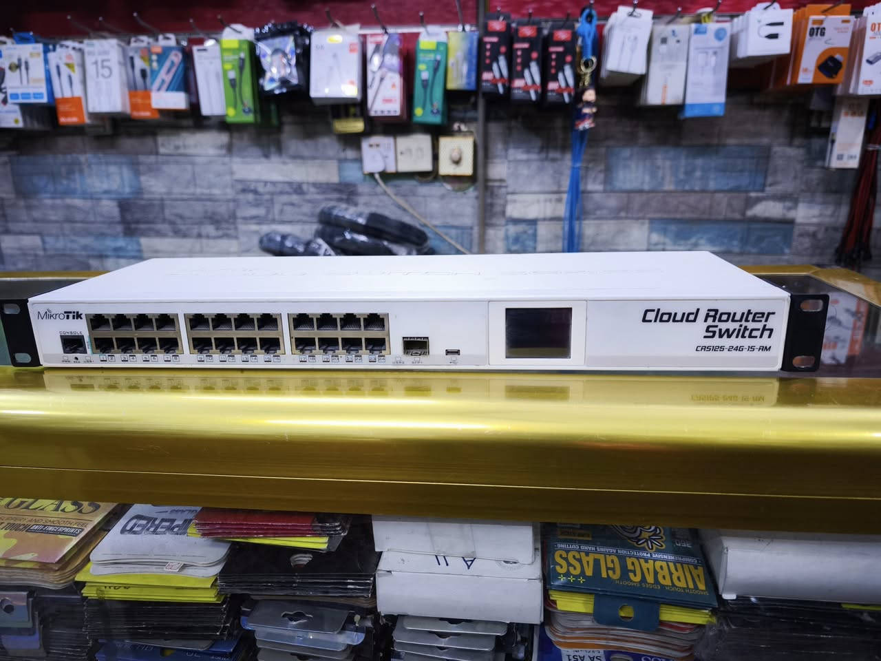 هب مايكروتك كلاود24G-15-RM
غني عن التعريف شغله يخبل ونظيف جدا 
مكاني ناصرية 
***********
