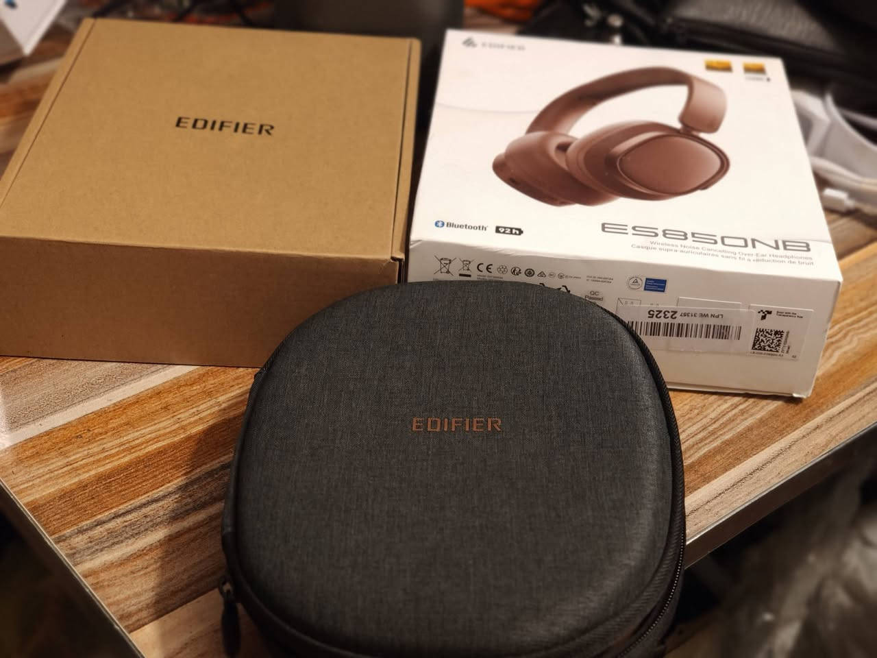 Edifier ES850NB –
 سماعة رأس احترافية مع عزل ضوضاء
🔹 نوع السماعة: Over-Ear (تغطي الأذن بالكامل)
🔹 اتصال: بلوتوث 5.4
🔹 تدعم ترميزات: LDAC / AAC / SBC (صوت عالي الدقة)
🔹 شهادة: Hi-Res Audio + Hi-Res Wireless
🔊 الصوت: ▪️ درايفر 40 ملم بطبقة تيتانيوم
▪️ مدى التردد: 20Hz – 40kHz
▪️ صوت نقي بتفاصيل عالية وباس عميق
🔇 عزل الضوضاء (ANC): ▪️ نظام Hybrid ANC
▪️ تقليل ضوضاء يصل إلى -45dB
▪️ أوضاع عزل متعددة + وضع الصوت المحيط
🔋 البطارية: ▪️ حتى 92 ساعة استخدام (بدون ANC)
▪️ حتى 53 ساعة (مع ANC)
▪️ شحن سريع – 15 دقيقة تعطي ساعات تشغيل إضافية
▪️ منفذ شحن USB-C
📞 المكالمات: ▪️ مايكروفون مدمج مع عزل ضوضاء بالذكاء الاصطناعي
▪️ إمكانية ربط جهازين بنفس الوقت (Multipoint)
🧳 التصميم: ▪️ خفيفة ومريحة للاستخدام الطويل
▪️ وسائد ناعمة
▪️ قابلة للطي
▪️ تأتي مع حافظة سفر أصلية
السعر 75 الف


**إذا كنت صاحب هذا الإعلان وتريد حذفه لأي سبب، رجاءا أرسل رسالة إلى الدعم الفني**