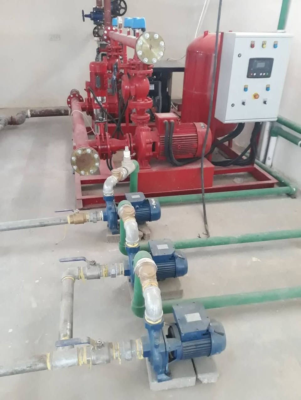 بفضل الله 
كادر سيف  يواصل بصماته الذهبية في مجال السلامة
*********** 
مدير التنفيذي المهندس ابو يوسف ومنظومات الإطفاء 👷‍♂️💪، حيث أنجز مؤخراً منظومة إطفاء حديثة في عمارتين 🏢🏢، بعمل متقن يليق بخبرتهم الكبيرة.

المنظومة تتكون من 8 بوكسات حريق 🔥 موزعة بشكل مدروس لتغطية كامل المباني، بالإضافة إلى مضخة متطورة عالية القوة 💧⚡ قادرة على توفير ضغط مائي مثالي في لحظات الطوارئ 🚨.

📌 المنظومة إماراتية المنشأ 🇦🇪، معروفة بمواصفاتها المتقدمة، كفاءتها العالية، مضخة حريق 100 جالون في الدقيقة بمحرك كهربائي / ديزل متعدد المراحل 🛢️

🔧 عملية التركيب لم تكن عادية، بل تمت على أيدي كادر عالي الخبرة استخدم أحدث الأجهزة والتقنيات العالمية 🌍✨، ما جعل التنفيذ دقيق وسلس وبجودة تضاهي المشاريع الكبرى.
