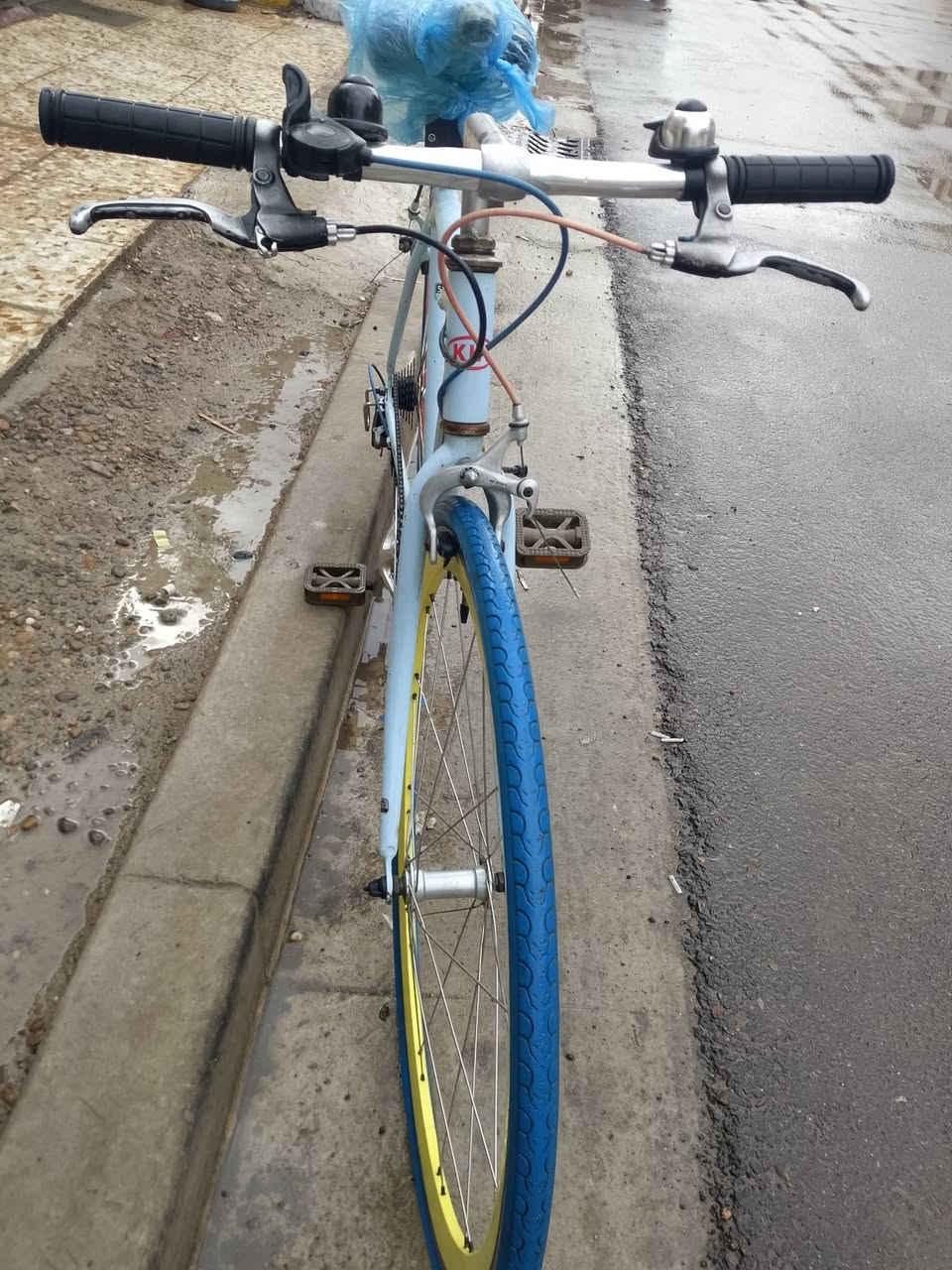 سلام عليكم بايسكل سي 700المنيوم، حجم28نضيف وكامل كير7نمر شيمانو وياله الامامي نجمه والخلفي عادي مابيهن عواج مكاني بغداد حي الجهاد استفسار***********
