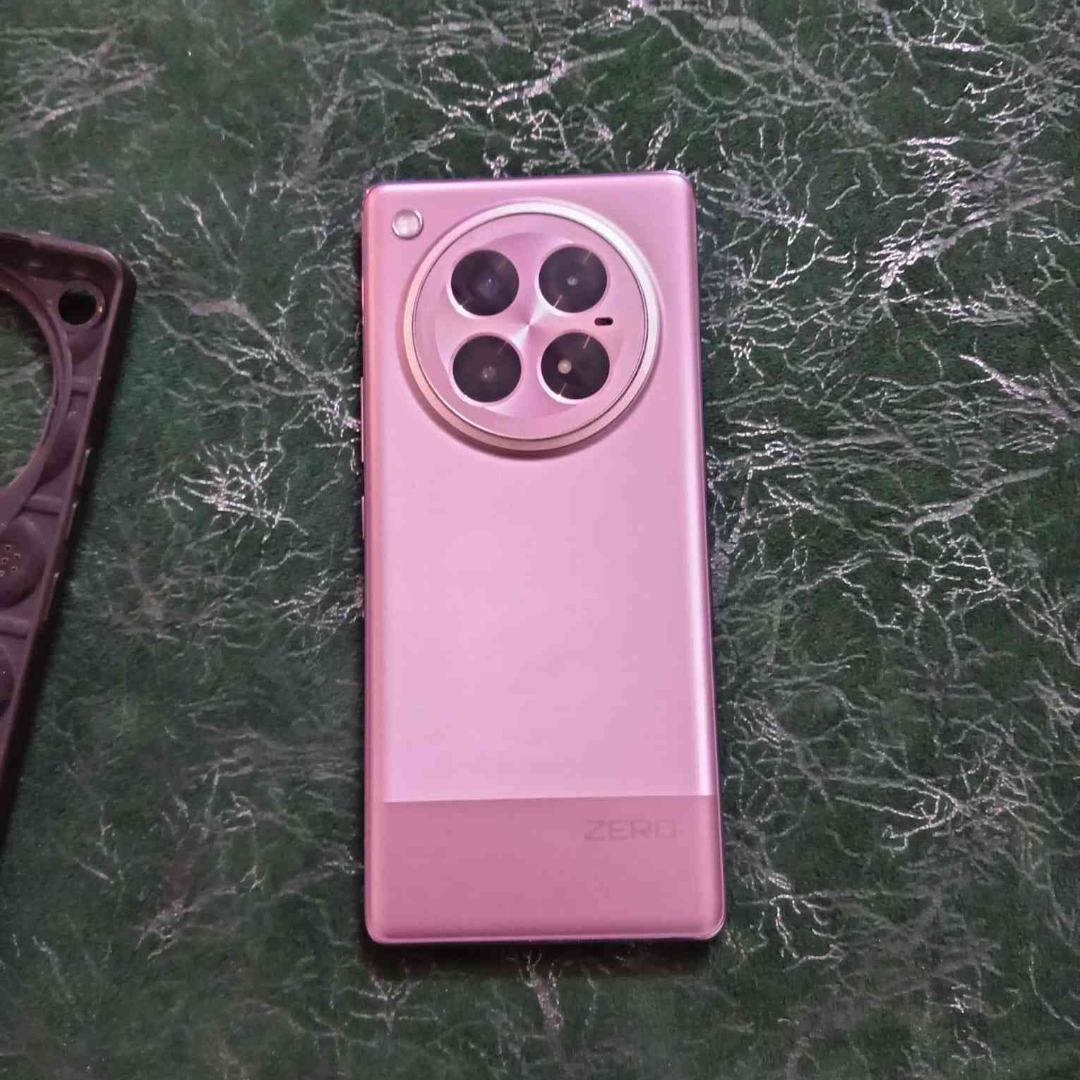 سلام عليكم تلفون زيرو جديد صارله سبوع من فتحته من الكارتون ب٢٥٠ وبس مجال
*********** واتساب
