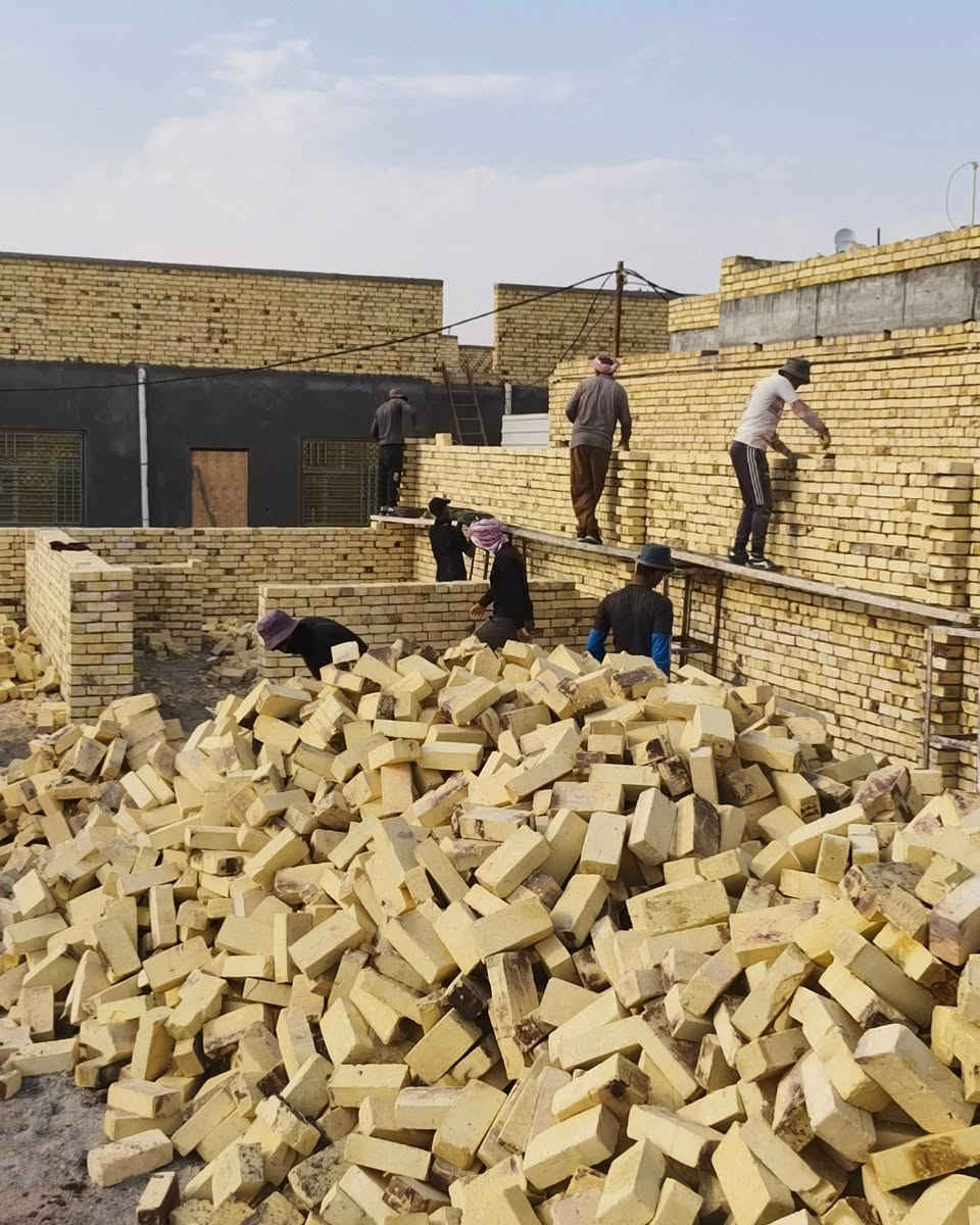 استمرار اعمال البناء بالطابوق لأحد مواقعنا داخل مدينة الناصرية وبأشراف كادر هندسي مباشر وبكوادر فنية مميزة في العمل 

علماً ان سعر المتر لهذا الموقع ٤٠٠ الف تسليم مفتاح ✨
اما سعر الهيكل المتر ٢٠٠ الف  ✨

#خدماتنا تصميم خرائط - اشراف - تنفيذ
#مكتب_المسرة_للبناء_الهندسي_الحديث 
#العنوان الناصرية مقابل جسر الحضارات 

للتواصل معنا *********** - ***********
