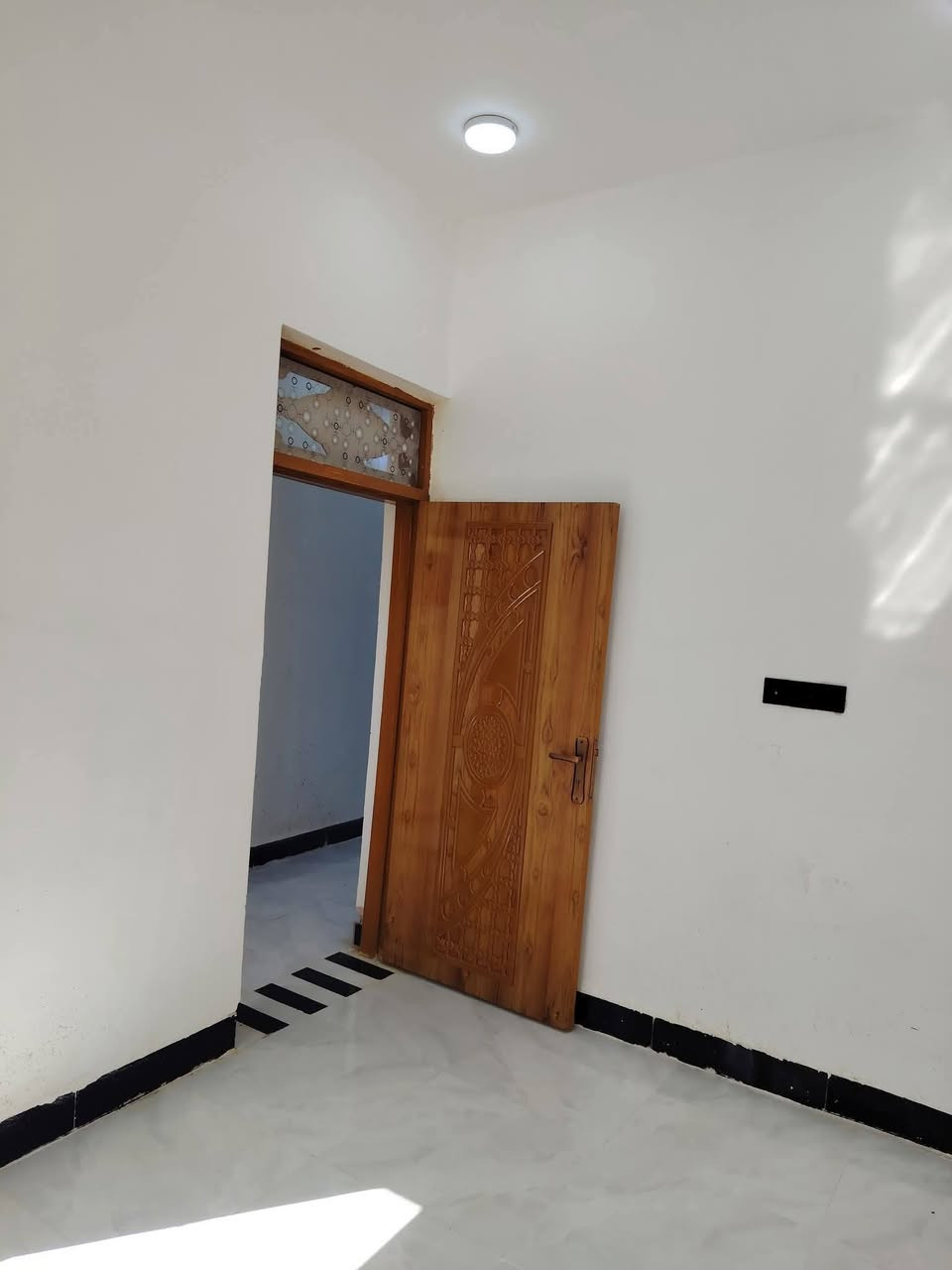 دار للبيع مساحه 70 متر مقابيل قرية  الغدير البناء درجه اولى مشموله بالتطويب
*********** متوفر جميع المساحات واسعار مناسبه وتوقف لدينا مساحات 50 متر وتوفى لدي مساحات 100 متر وتوفر لدينا مساحات 150 متر متوفر حرس خلف الحسينيات وترهم ان تكون حسينيه مساحتها 200 متر الواجهه 10 والنزال 20 سعر هذه العرصة 27
