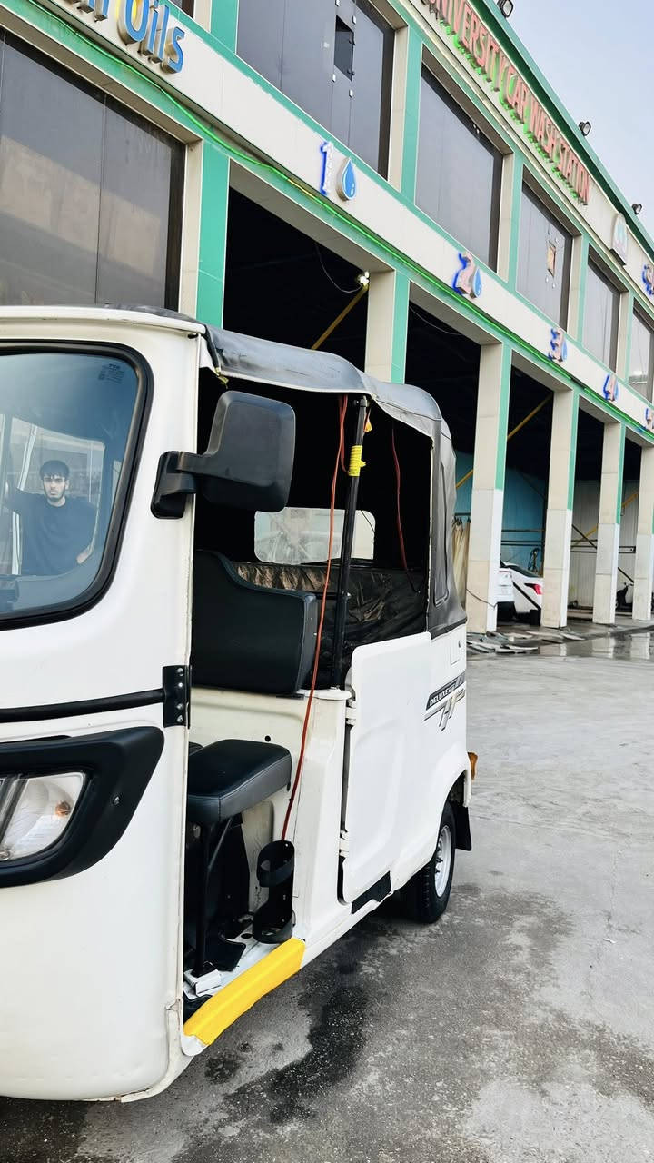 تكتك مديل 2022رقم وسنويه مكينه مجفته و بيه بس ضربه بلغد والباقي كفاله من الضربه  سعر 7وبيه مجال بسيط رقمي ***********
