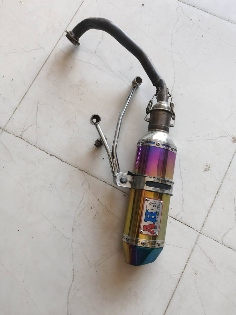 سلام عليكم متوفر صالنصه رياضي ماكس 120 عام السعر 45 نضيفه ام الكاتم ما تعرف بسعرهن لا تكسره
***********
