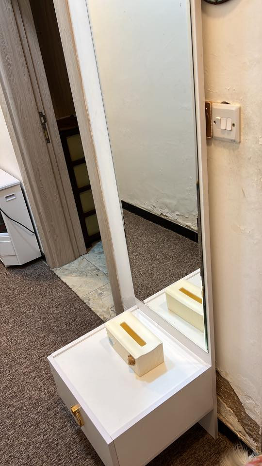 غرفة تركي 7 قطع نضيفه وجديده مكانهه الاعظمية السعر 600 الف دابيعهه بسبب ضيق المكان لان  الاخشاب كبيره ودوشك جربايه ب 50 الف درجه اولى دوشكهه سبرنك وضغط عالي للتواصل على هل رقم ‭0770 202 0168‬
