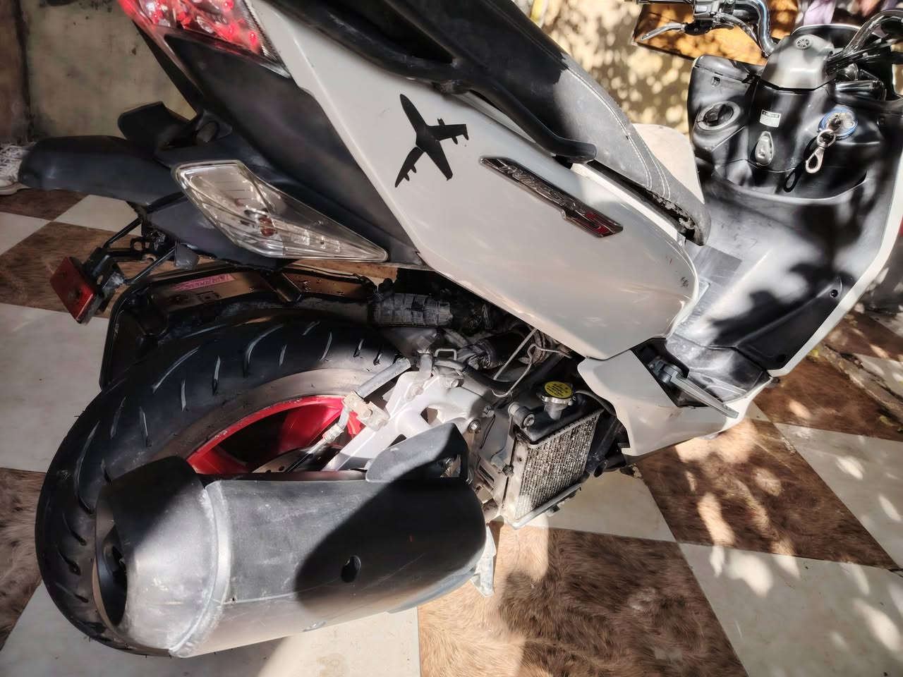 ياماها ماجسته s للبيع كلها بلاد مختمه من طول للطول مبدل فقط فيت بم وبلك وتواير دراجة تمشي ١٦٠ دراجه ححلوه ورزنه وسعرها مناسب مستعجل ع بيع رايدها  مليون و٣٠٠ وبيها مجال للشراية***********
او مراوس بوكسر
