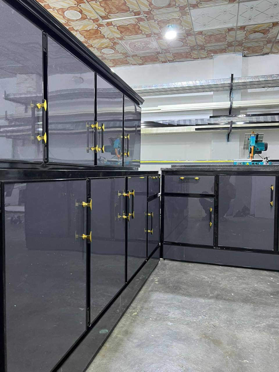 الجمال هذا كله ب 375الف
كونتر مترين. سنك متر ونص مع المرمر 
رفوف بنل سقف ارضي كله بنل 
توصيل. داخل رمادي 5 الف 
***********
