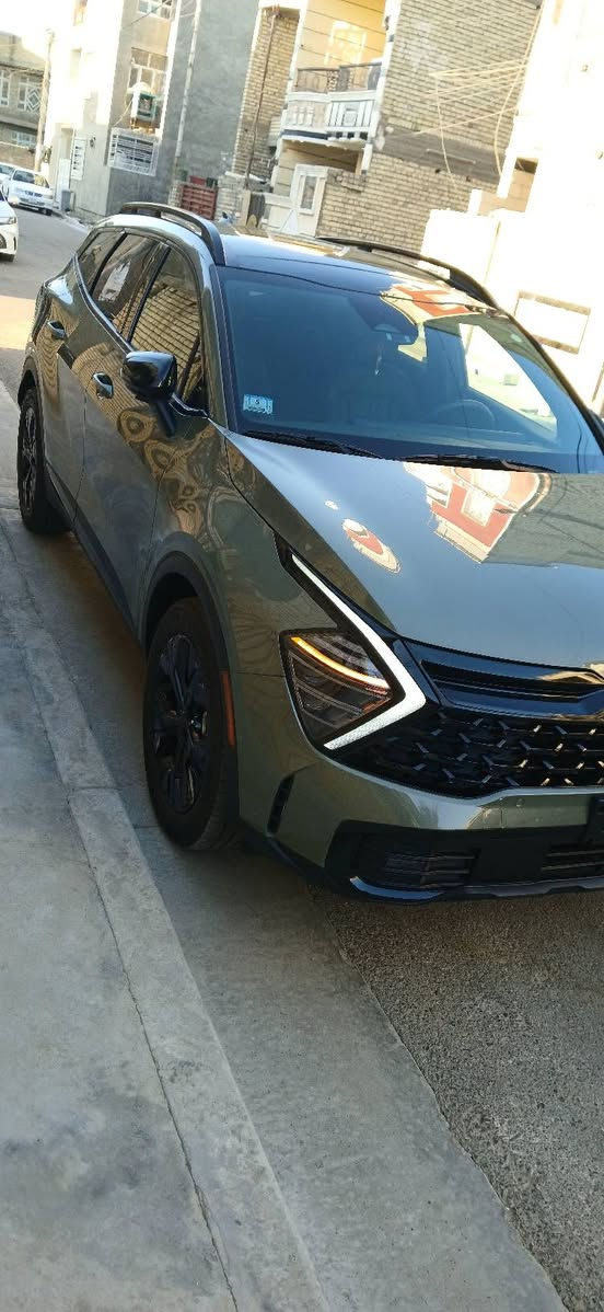 ​🚗 للبيع: كيا سبورتج هايبرد بلك إن 2025 SX Prestige (فول مواصفات) 🚗
المحرك والأنظمة: هايبرد بلك-إن (Plug-in Hybrid) تعمل بـ 3 أنظمة تشغيل (بنزين، هايبرد، وكهرباء شحن منفصل). اقتصادية وخارقة بالمشي.
​الوارد: أمريكي 🇺🇸 (مرقمة وجاهزة بالكامل بدون أي نقص).
​المسافة المقطوعة: 4,000 ميل فقط (قابلة للزيادة البسيطة).
​الألوان: خارجي زيتوني مميز (Olive Green) / داخلي جلد نيلي مائل للسواد ملكي.
​✨ أبرز المواصفات (SX Prestige الأعلى صنف):
​كاميرات محيطية 360 درجة (Surround View Monitor).
​ميزة التقديم والترجيع الذكي عن طريق الريموت الماستر.
​شاشات بانورامية مزدوجة عملاقة + نظام صوتي Harman Kardon.
​عرض النقطة العمياء بالعدادات عند الإشارة.
​سقف بانوراما، مقاعد كهرباء (تدفئة وتبريد)، تدفئة مقود.
​رادارات أمان كاملة، شاحن لاسلكي، وباب خلفي ذكي.
​📋 تفاصيل الحادث:
​ضربة بسيطة بالجاملغ الخلفي خلف السائق، مع تصليح نصف الباب الخلفي (بدون تبديل وبدون فتح). الشغل نظيف ومتقن 100% بحالة الوكالة.
​💰 السعر والتواصل:
​السعر المطلوب: 225 ورقة (قابل للتفاوض البسيط بعد المعاينة).
​مكان التواجد: بغداد - الغزالية.
​للتواصل والاستفسار: 📞 ***********
