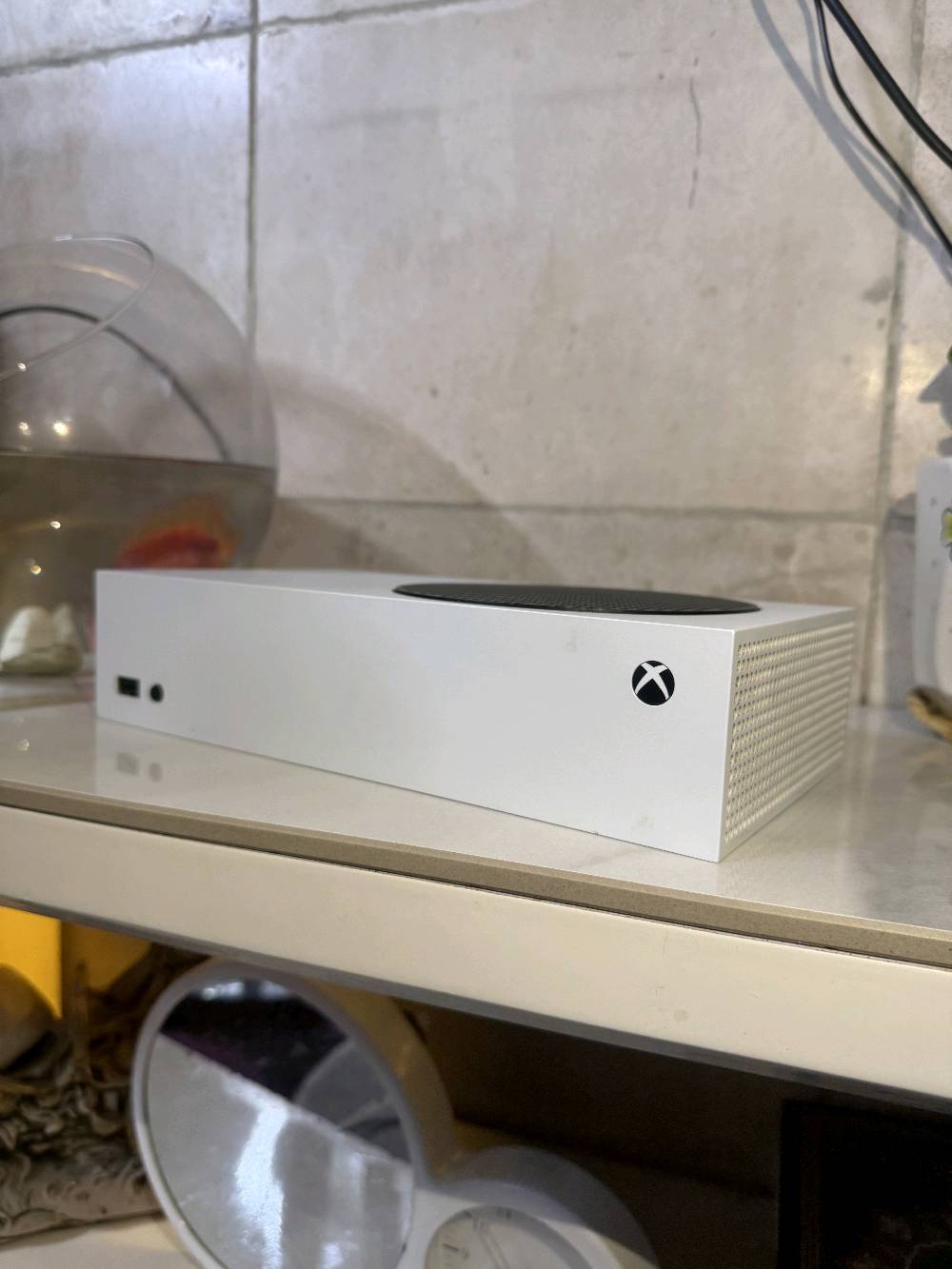 1-اكس بوكس سيريس اس 512Gb 
نظيف 99% ما مفتوح ابد لوك جديد
ويا ثلاث يدات اثنين اصليات ويدة واير
هارد 500GB
Ups يشغلة ربع ساعة الى اكثر شوي يحتاجلة بس يبدل فيز ب الف دينار  لا اكثر
كيبلات كله اصلية موجودة gال power وال HDMI 
الجوستكات وياها بطاريات اثنين سعة 2000 ملي امبير وياها كيبلات الشحن
الجوستك السودة فقط يرادلها تبديل الR1 الباقي كله لوك جديد 
السعر 400 قفل  ويه كل الأغراض 

2- حساب مفول وياها بي الالعاب المذكورة (مشتريهن شراء دائم وليس اشتراك ) 
1- the witcher 3 الجيل الجديد نسخة الالتمت
2- TOMB RAIDER DEFINITIVE EDITION
3- RISE OF THE TOMB RAIDER
4- GTA 5 نسخة المحسنه والعادية والاونلاين والاوفلاين
5- ASSASSIN'S CREED- UNITY
6- ASSASSIN'S CREED black flag 
7-  ASSASSINS CREED SYNDICATE
8- RESIDENT EVil 7 نسخه الالتمت
9- RESIDENT EVil 3 ريميك
10- RESIDENT EVil 2 ريميك
 11- RESIDENT EVIL RESISTANCE اون لاين
12- ONE PIECE WORLD SEEKER
12- RED DEAD REDEMPTION 2 نسخة الالتمت
+ حساب فورت نايت مفول مثل ما موضح بالصور صارف عليه هواي
الحساب كله ويه حساب فورت نايت كله 100 قفل تريده ويه الجهاز او منفصل بكيفك
متواجد على الفيس وعلى الواتس اب 
***********
