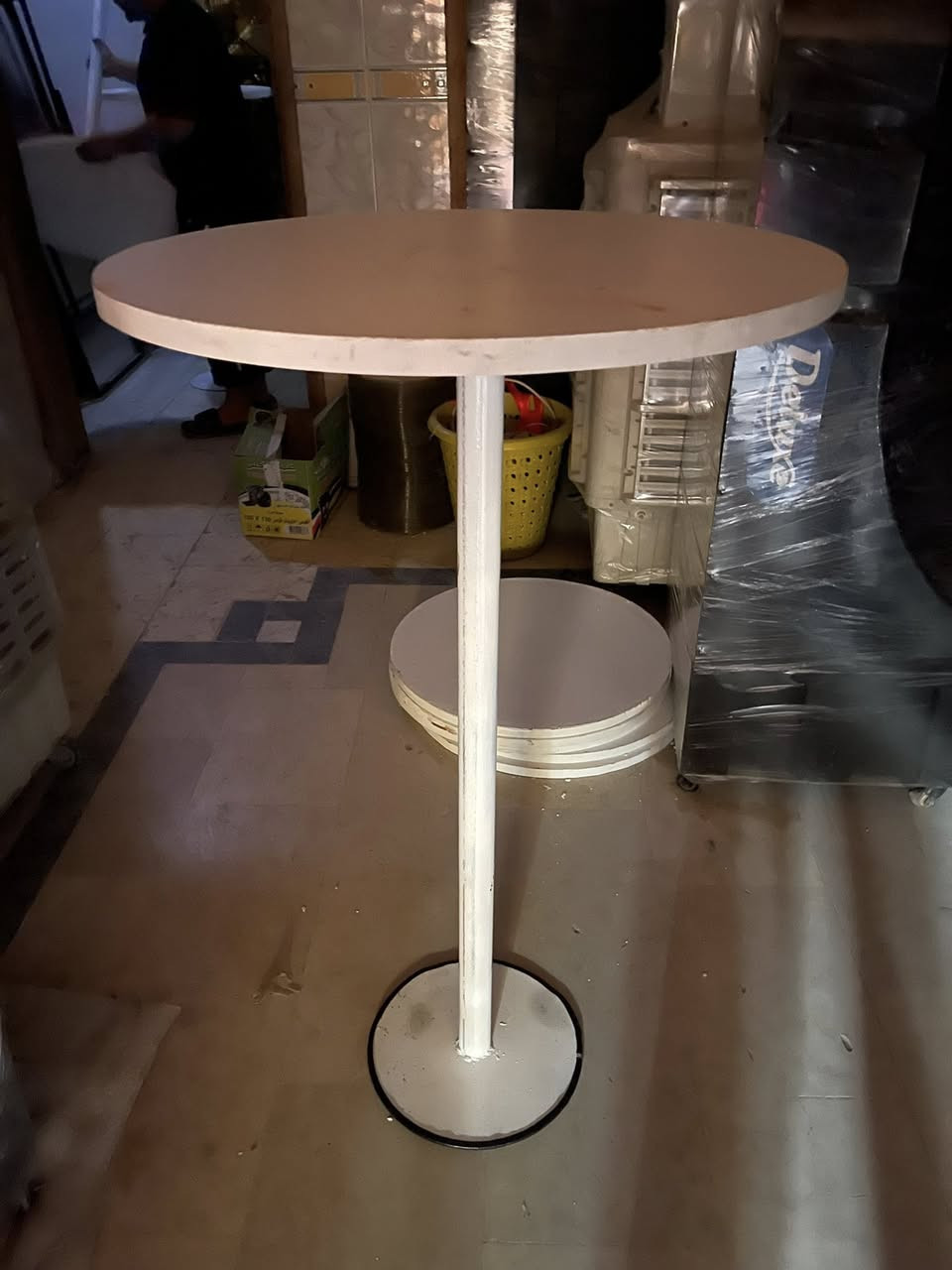 السلام عليكم 
ميز هاي تيبل للبيع العدد 20 
قياسه 65 سم العرض 
الطول 110 سم 
سعره الوحد 50 الف 
***********
