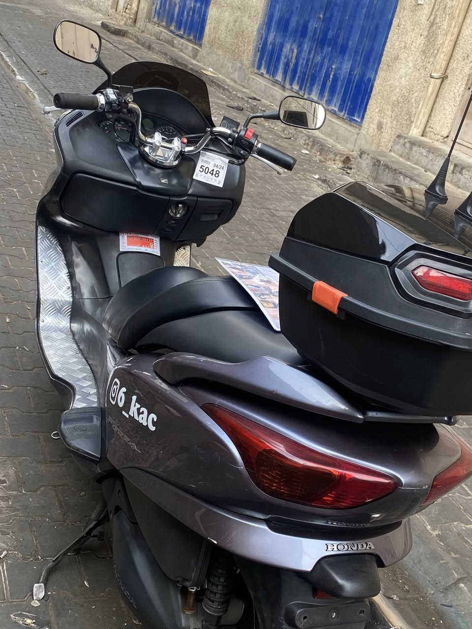 السلام عليكم  (هوندأ فورزة 0/8)  الدراجة مال مزاد داخله من الخارج من اليابان دخلت للعراق ب 2021 اوراق المزاد موجودة يمي واوراق الدراجه الرسميه هم يمي الدراجة النضافة (99‎%‎) بدون حادث عليها تريب مثل صندوك والصندوك من دوس بريك بي بكلايت يشتغل الدراجه عليها ادامه تخم تاير ياباني اصلي كفر ومكينه ودبلات وشاصي وكهربائيات كفاله عامه اكفلكياها صبغ مابيها قطره. اي ستفسار خابرني واني خادم متواجد وتساب واتصال ع رصيد رقمي (*********** ) (السعر مليون ونص )رجاء اذا متعرف بالدراجات ونضافتهان واسعارهم لا تكسر بيها بعدين الدراجه بحالت الوكاله حته الكتلوك وورقت المزاد وياها  (مكاني بغداد _ شارع فلسطين)
