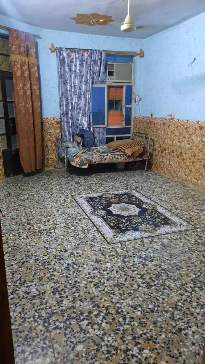 السلام عليكم  
بيت للبيع او مراوس / طابو صرف ١٥٠ متر وبيه زيادة طابق ونصف يحتوي على ثلاث غرف نوم + استقبال + هول + مطبخ  + ترك + كراج كاملات سيراميك وكاشي والغرف بورسلين حي الحسن العسكري _ قرب جامع الإمام المهدي ع للإستفسار 
***********
