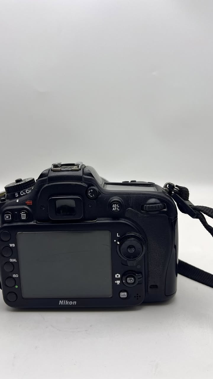 السلام عليكم كامره نيكون 7100 للبيع 
شترها ١٧k 
ملحقات جنطه شاحنه بطارية هود
 السعر 400 الف قفل  
 مكاني ناصريه سوق الشيوخ ***********
