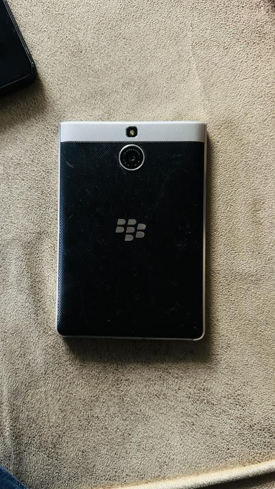 بلاك بيري باسبورت فخامه وجمال وشي مختلف 
جهاز نضافه 95‎%‎ شحن فول
سعر 225 
تواصل ***********
