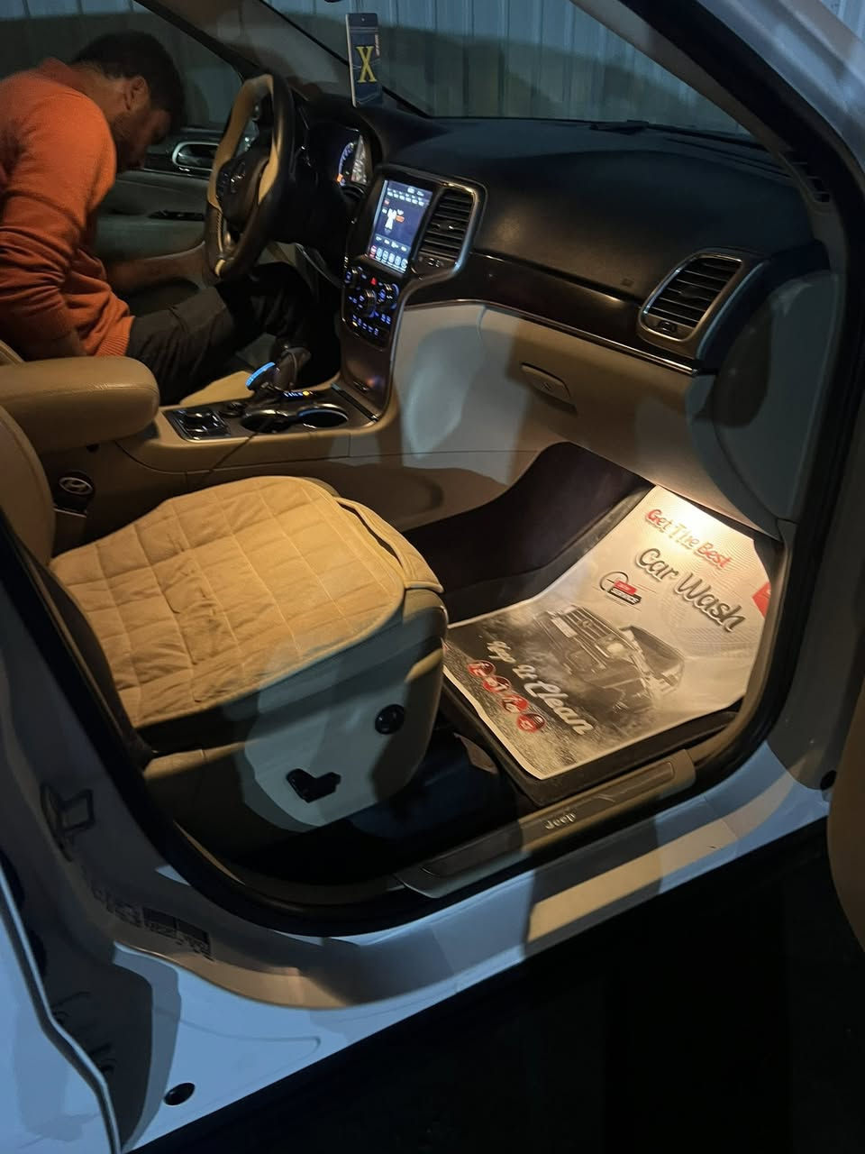 سلام عليكم جيب فول 1/1  (  جديده اخت زيرو)
الموديل 2018  (خليجي) . وكالت هارلم السياره 
المحرك : V6.  3.6L . 
العداد : 98
رقم سليمانيه  
مكفوله من صبغ  و اي ضرر كفاله
 ماعده رصعه بلباب بعده عله وضعه 
سياره علا ايدي  برغي ما ملعوب بيهه شرط  
سياره من النوادر جديده و حلوه استخدام قليل جدا
المواصفات فوول للخير 
*قياده ذاتيه 
*داخل بيجي واسود  
*فول مواصفات
* دفع رباعي 4x4 . 
* رادار جانبي مع مانع تصادم .
* تحذير الخروج عن المسار ⚠ . 
* تحذير النقطة عمياء ⚠ .
* نظام الاسطفاف الآلي (اوتو بارك) .
* ويل قياس 20 انج .
* سقف بانوراما . 
* شاشه كبيرة 8.4 انج . 
* نظام الخرائط (GPS) .
* نظام التعليق هوائي (جكات) . 
* ستيرن كهربائي . 
* المصابيح الأمامية زنون .
* كشافات الضباب زنون .     
* تشغيل عن بعد .
* صندوق كهربائي .
* مقصورة الركاب من الجلد الفاخر .
* حفظ وضعيات الجلوس (ميموري) . 
* المقاعد الأمامية كهربائية .
* المقاعد الأمامية تبريد وتدفئة .
* المقاعد الخلفية تدفئة .
* مشغل اقراص CD/DVD . 
* سستم صوت هارمون كوردون . 
* حساسات أمامية
* حساسات خلفية . 
* كاميرا خلفية .
* تدفئة ستيرن . 
* بخاخ ماء على المصابيح الامامي.
* المرايا الجانبية قابلة للطي .
* مرايا متحسسه للضوء العالي . 
* مانع تصادم خلفي .
* مقود السائق من الخشب . 
* بلوتوث تلفون . 
* محدد سرعة . 
* نظام التشغيل والاطفاء الاوتوماتيكي ( Auto Start System ) .
* نظام بريك اوتماتيكي ( Auto Break System ) .
مكاني بغداد الدوره 
*********** 
ملاحضه يوجد بارد اسفل حافه الجاملغ الامامي مقدار شبر واحد حقيقي فقط لاغير السياره بلحقيقه احلا من الصور 
السعر 270 $ وبيها مجال لطيبين
