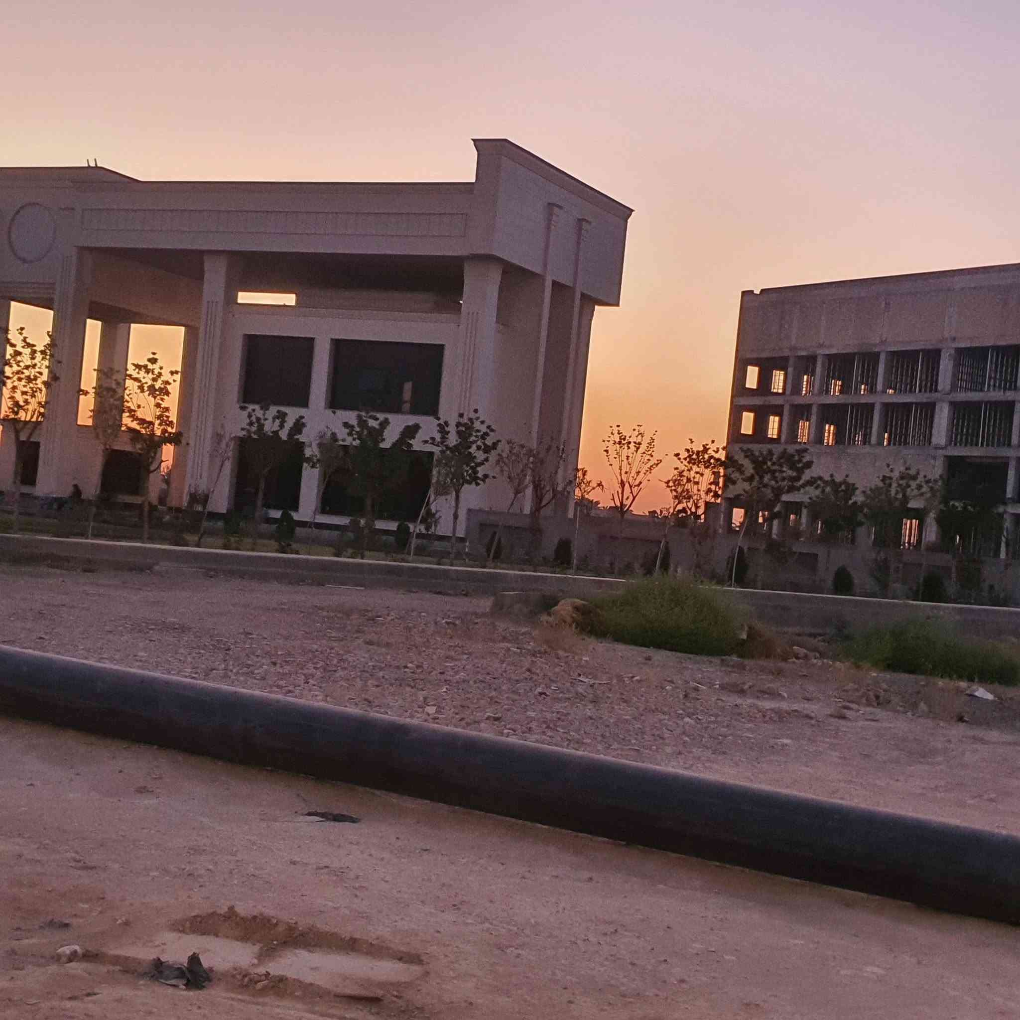 بتلو للبيع مساحة 150 m واجهة 10 *15 مجاور مستشفى سلمان اللهيبي  الجديد طريق بعقوبة -بغداد 
الشراي يتصل /***********
