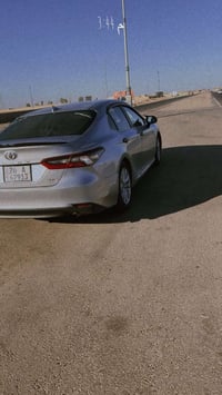 كامري للبيع او مراوس  2023 مرقم بسمي ضررها موضح بصور سيارة حيل نظيفه ب...