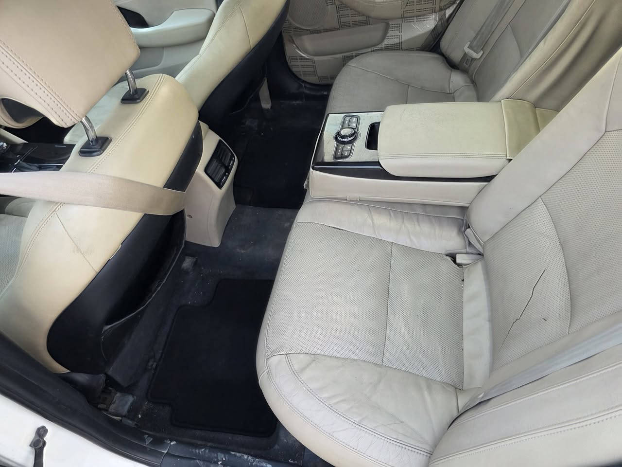 السلام عليكم للبيع كيا كادينزا خليجي 2014 ملكي VIP
رقم أربيل بسمي سنويه الهزه جدد
فول مواصفات 1/1
ماشيه 156 وقابل للزياده 
مري شفط + قلاب 
حساسات خلفيه 
مقاعد جلد + كهرباء 
خزن ميموري 
فول تحكمات ستيرن +ستيرن كهرباء 
برده خلفيه بلاديه 
كامره خلفيه 
لد امامي و خلفي 
كشنات امامي و خلفي تدفئه 
شاشه حجم كبير 
اناره محيطيه 
بيها منضومه كامله زنون عالي و ناصي  
و بيها بعد هوايه مواصفات معروفه 
السياره بيها قطعتين ونص صبغ
 بدون داخل بشرط اذا تلكه بيهه قطره داخل تاخذ سياره بلاش
السعر 123 
رقم التلفون ***********
مكان السياره بغداد قرب مطار بغداد
